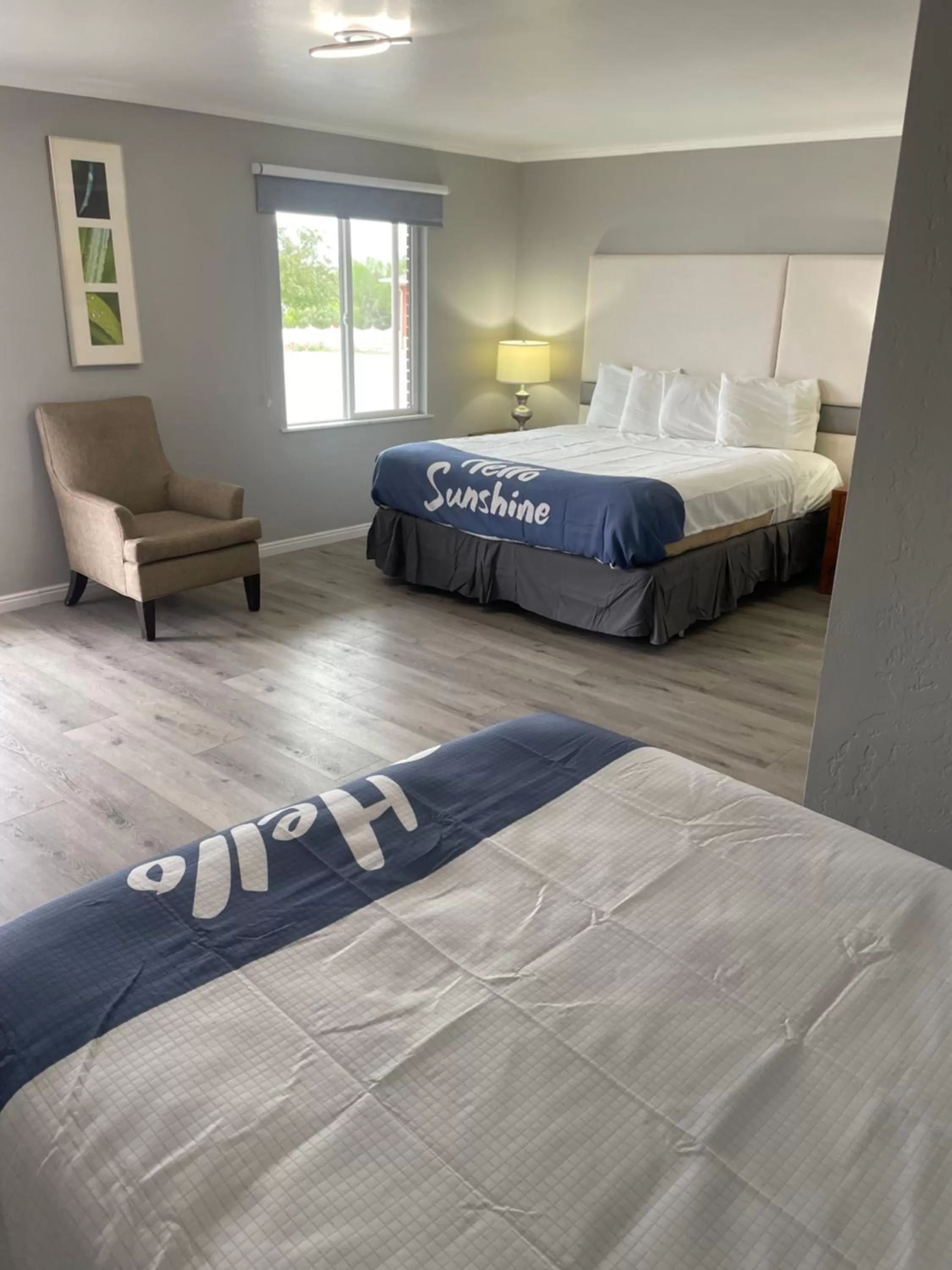 Photo of the whole room, Bed in Sunglow Motel