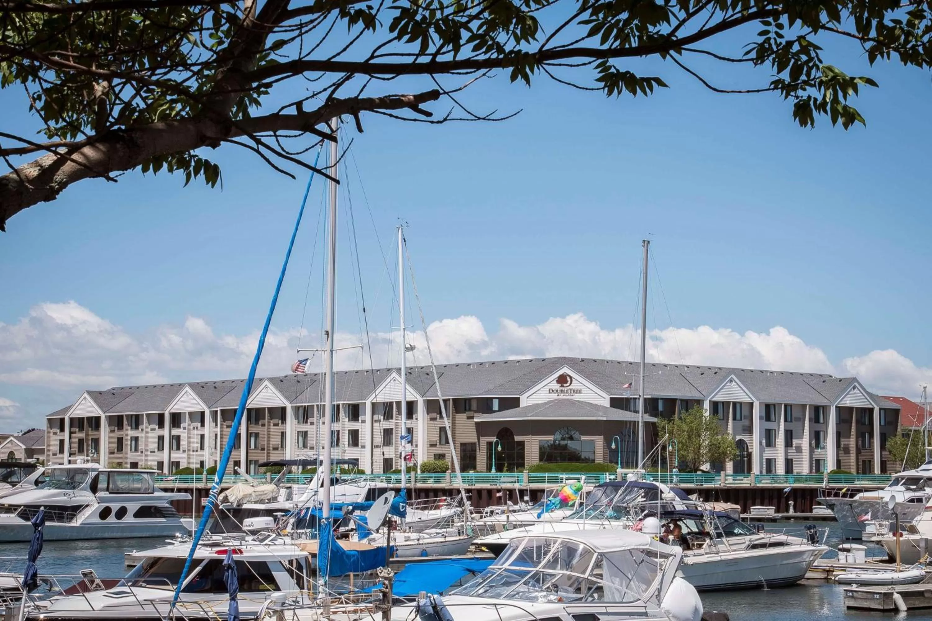 Property building in DoubleTree by Hilton Racine Harbourwalk