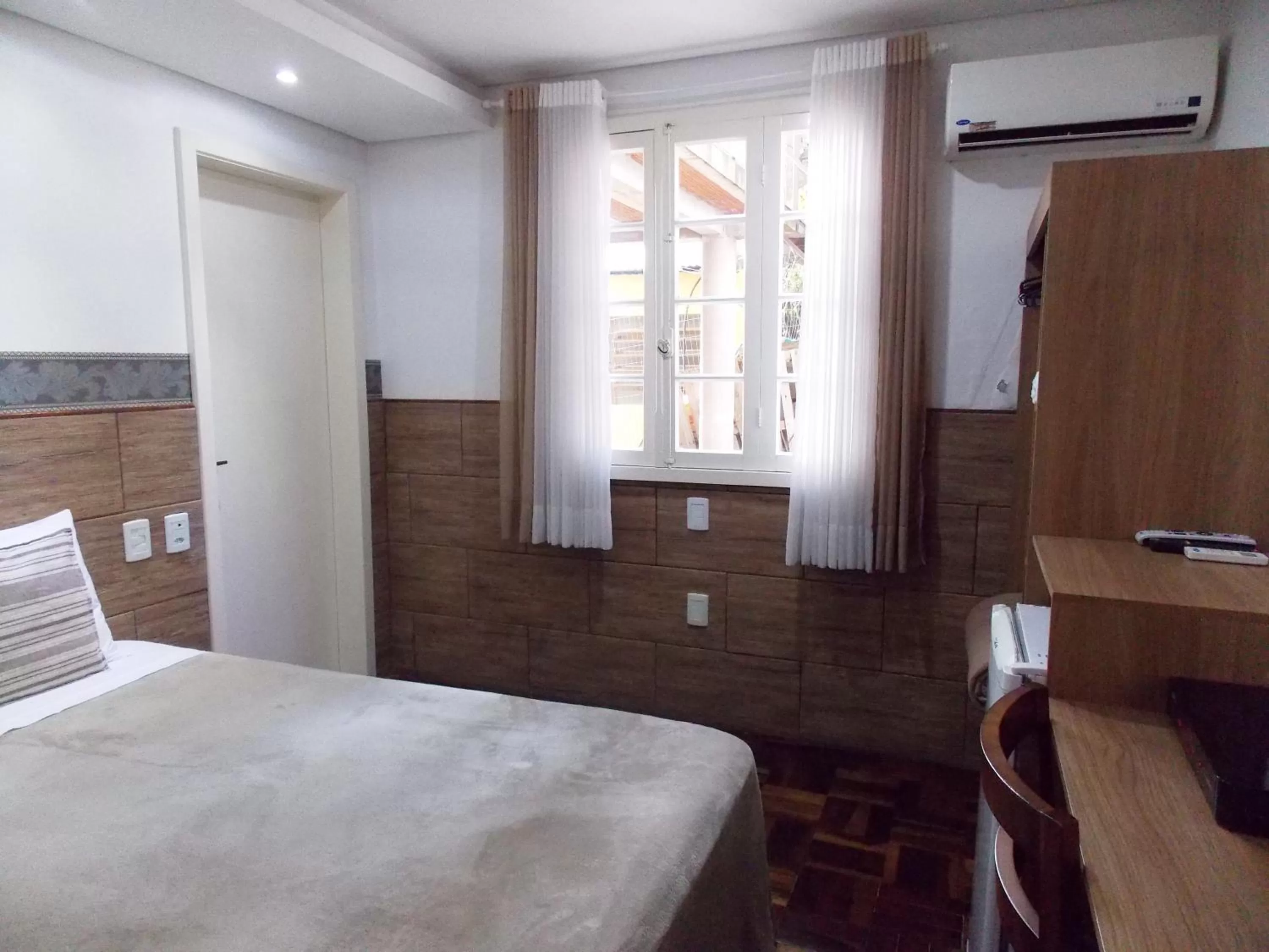 Bathroom, Bed in Hotel Visão