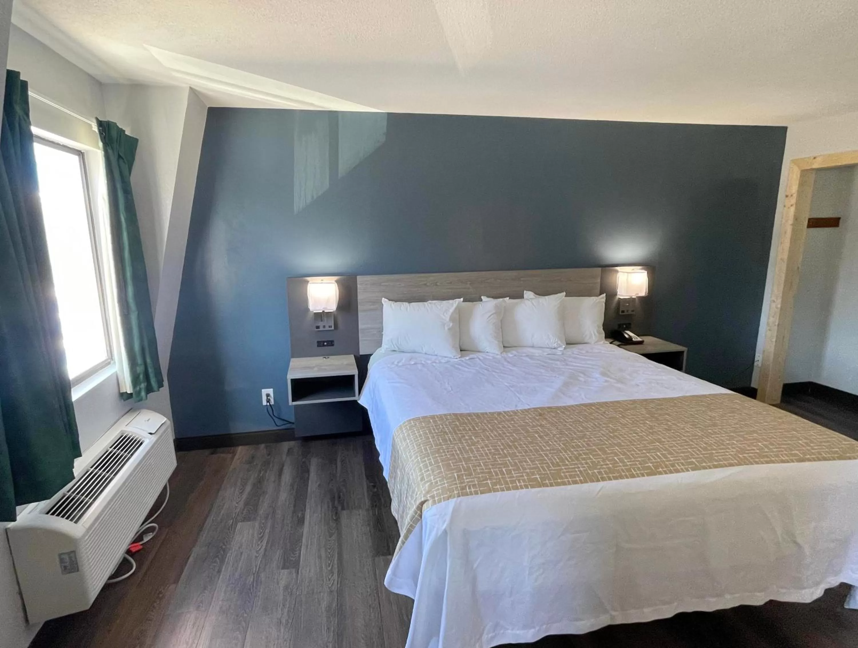 Photo of the whole room, Bed in Travelodge by Wyndham Pigeon Forge Dollywood Lane