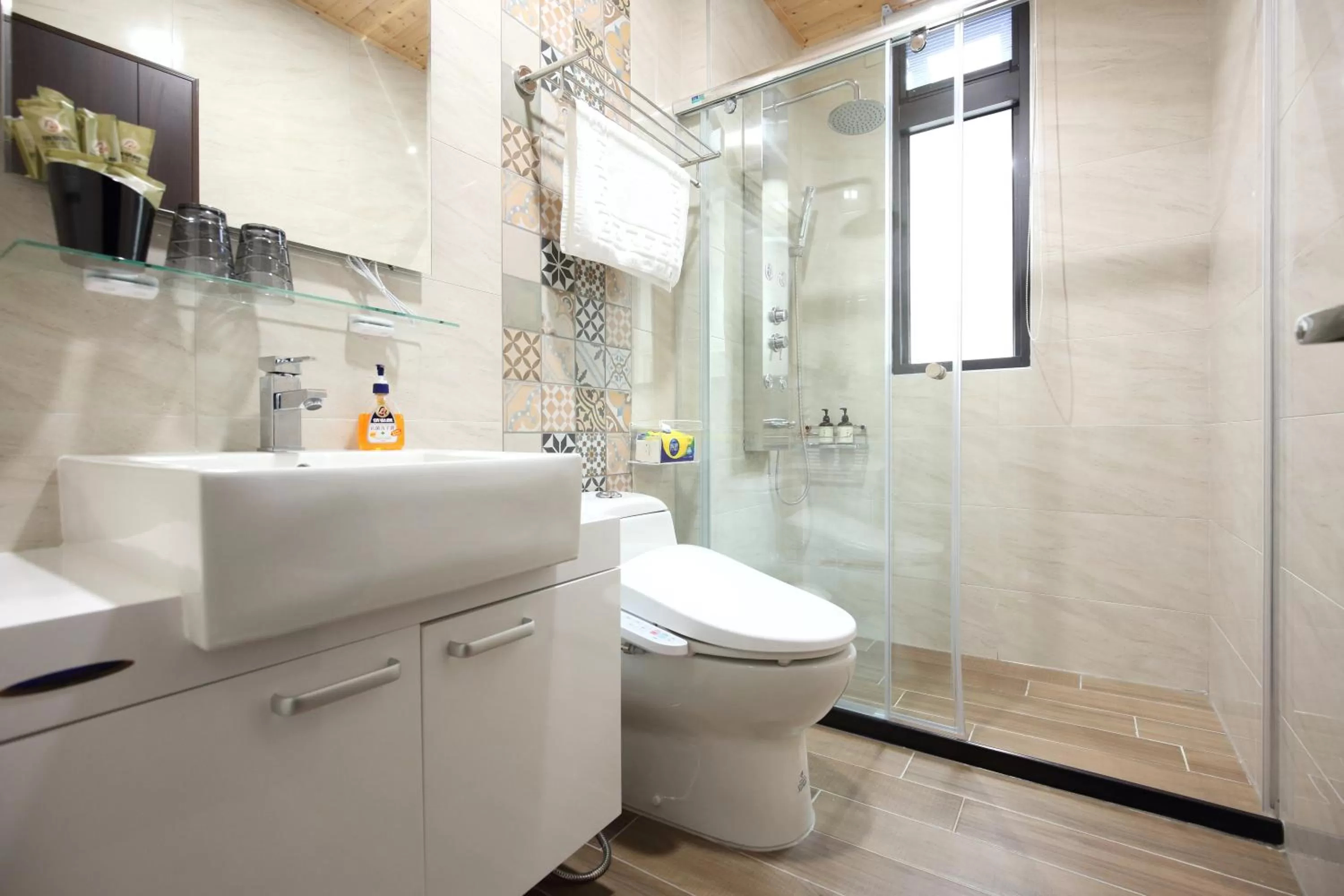 Shower in 52 travelers home (with elevator)