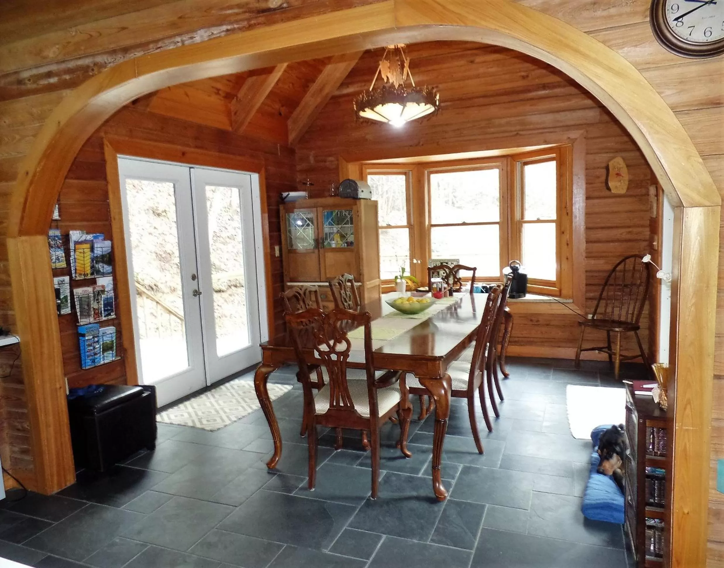 Dining area in Creekside Paradise Bed and Breakfast