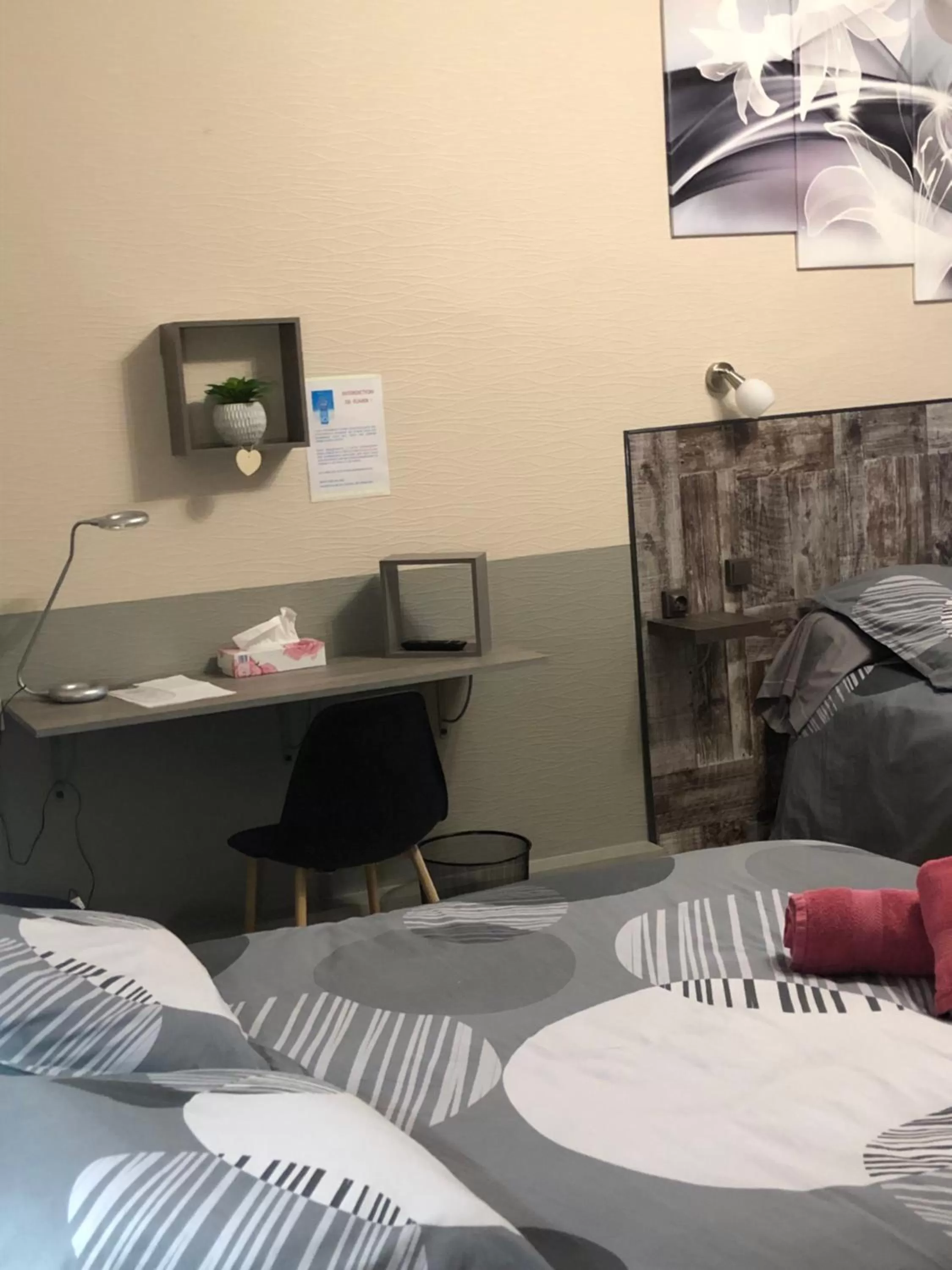 Bedroom, TV/Entertainment Center in Hotel des Remparts