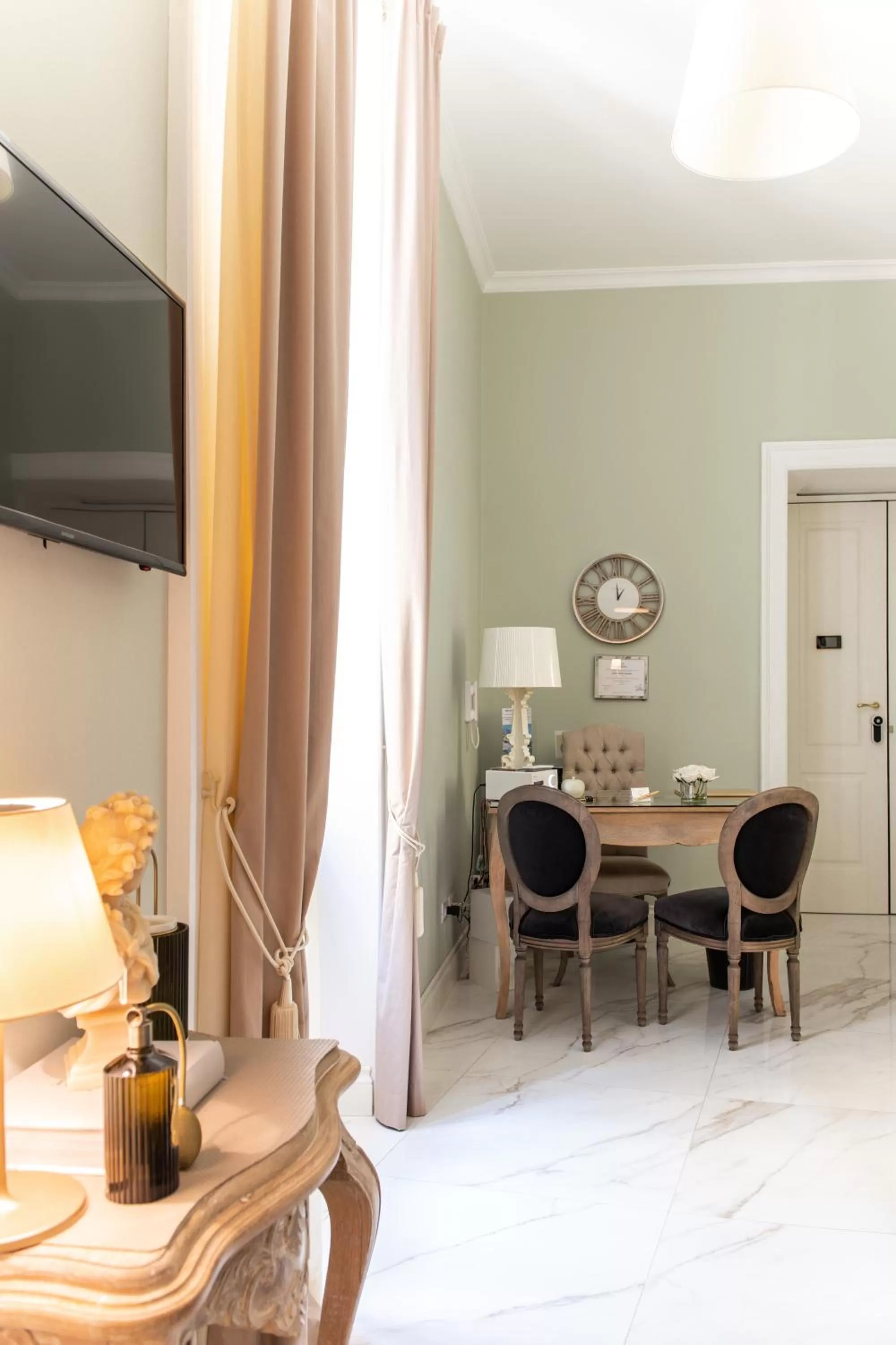 Communal lounge/ TV room in Macchiato Suites Boutique Guest House