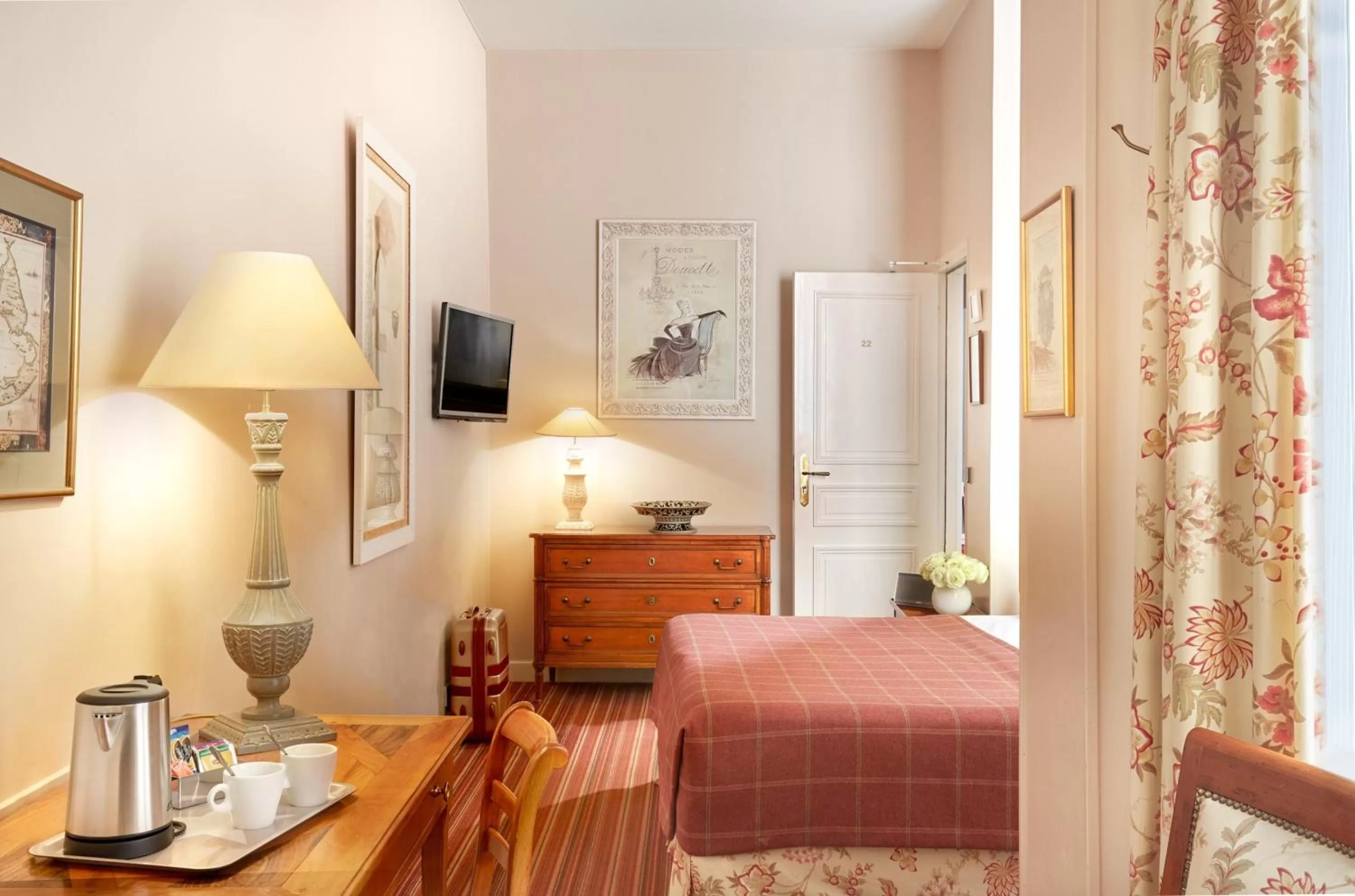 Photo of the whole room, Bed in Relais Du Louvre