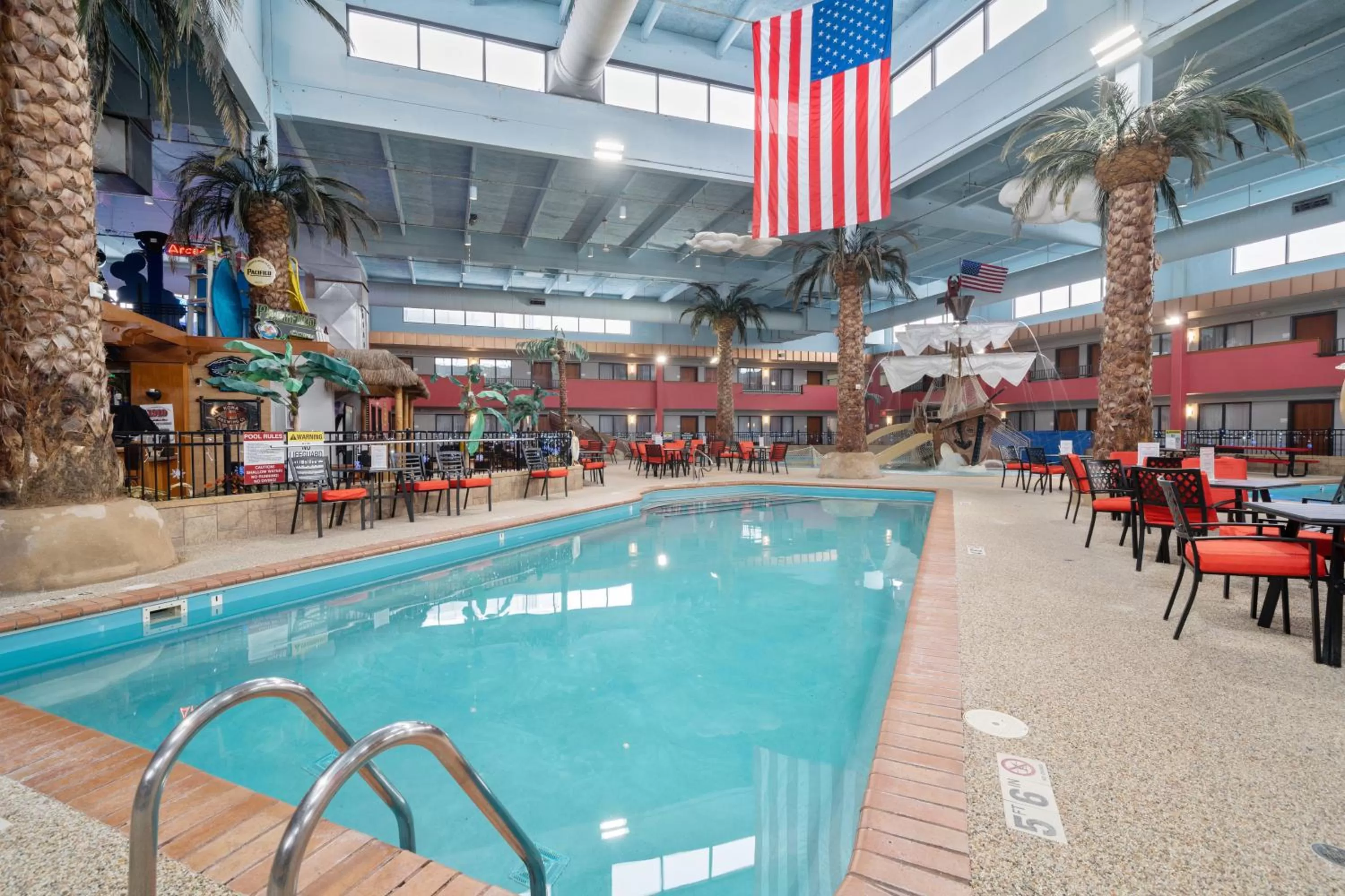Swimming pool in Ramada by Wyndham Sioux Falls Airport - Waterpark Resort & Event Center