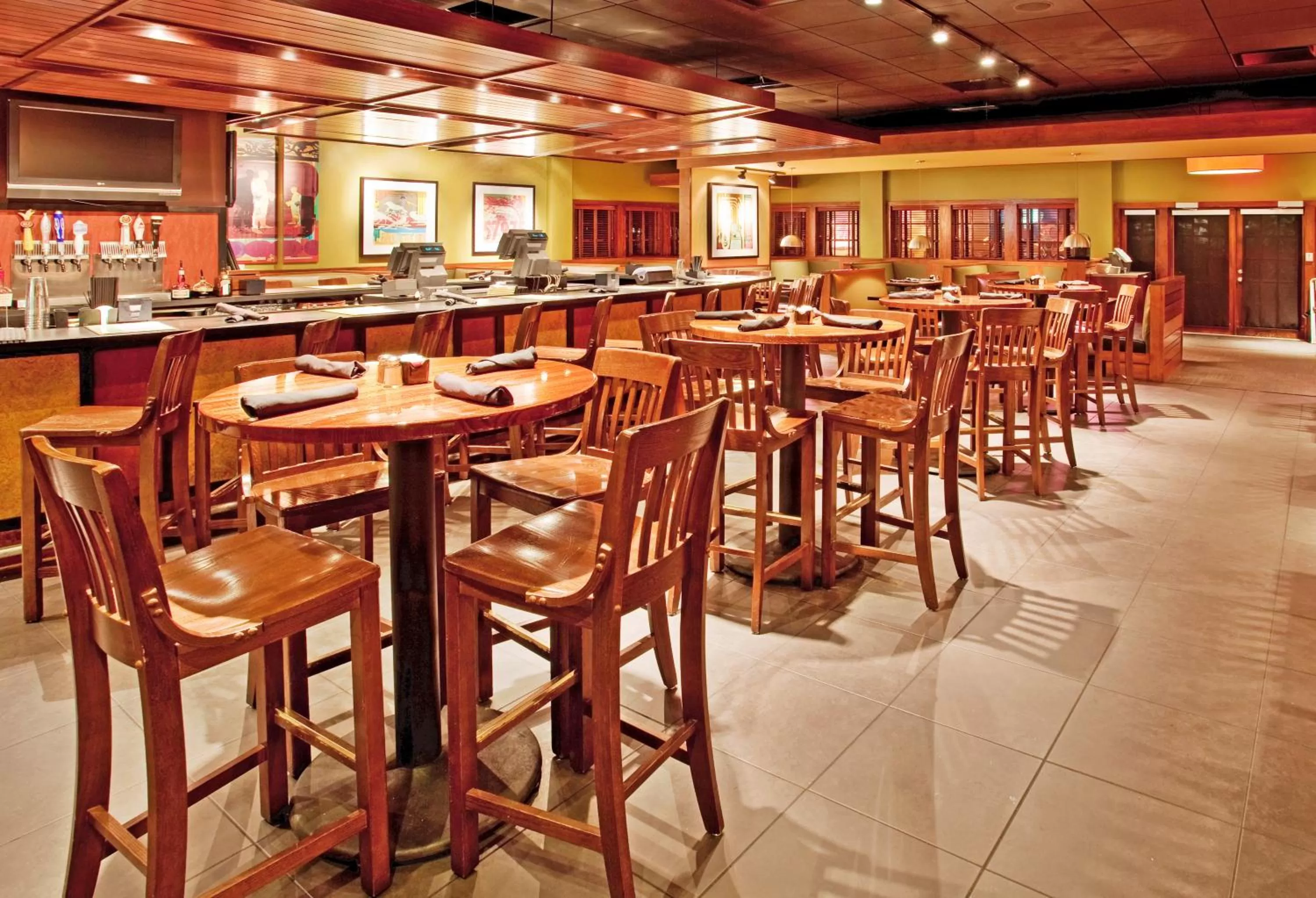 Lounge or bar in Holiday Inn At the Campus by IHG