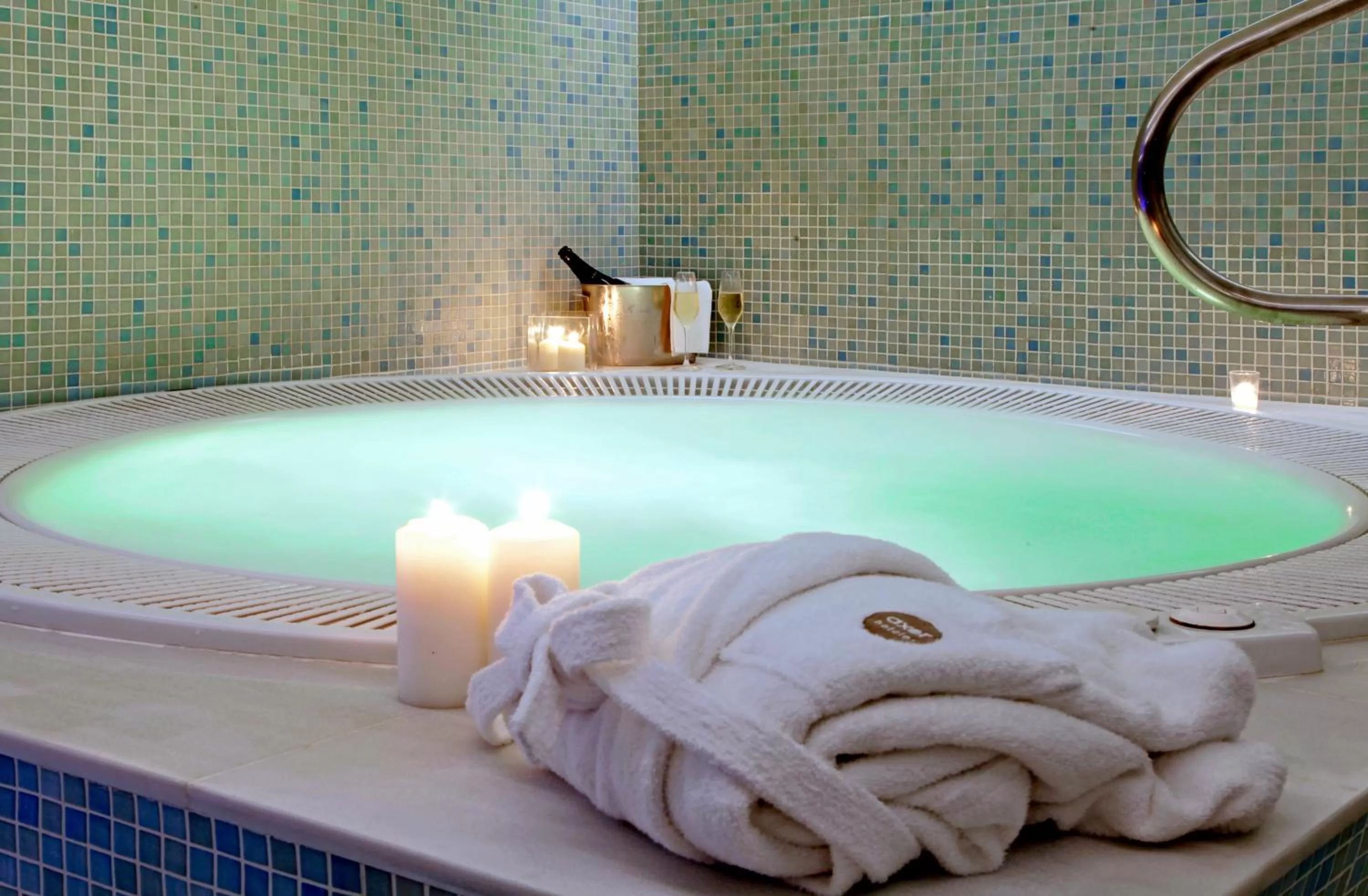 Hot Spring Bath in Axor Feria