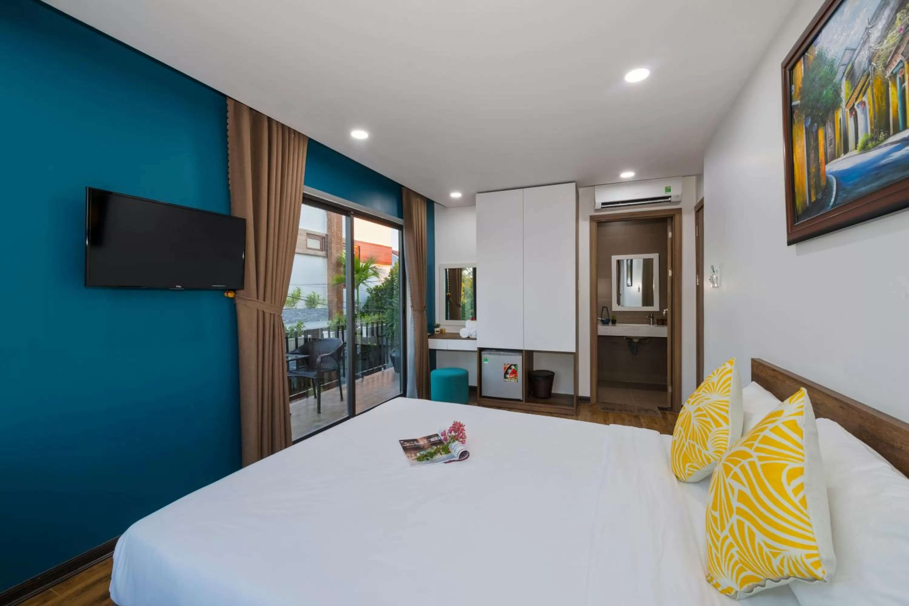 Communal lounge/ TV room, TV/Entertainment Center in LENA HOMESTAY