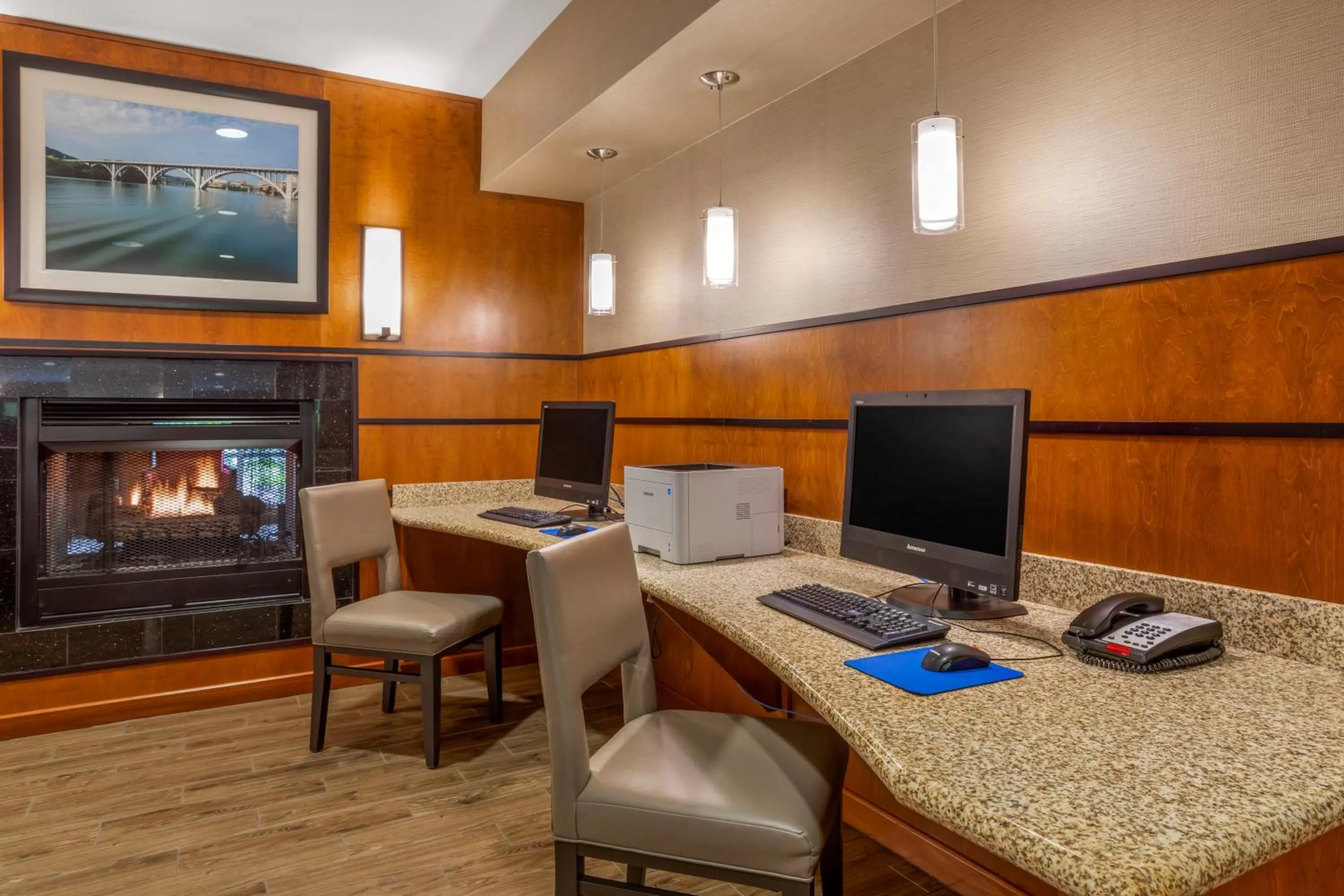 Communal lounge/ TV room in Comfort Suites Knoxville North