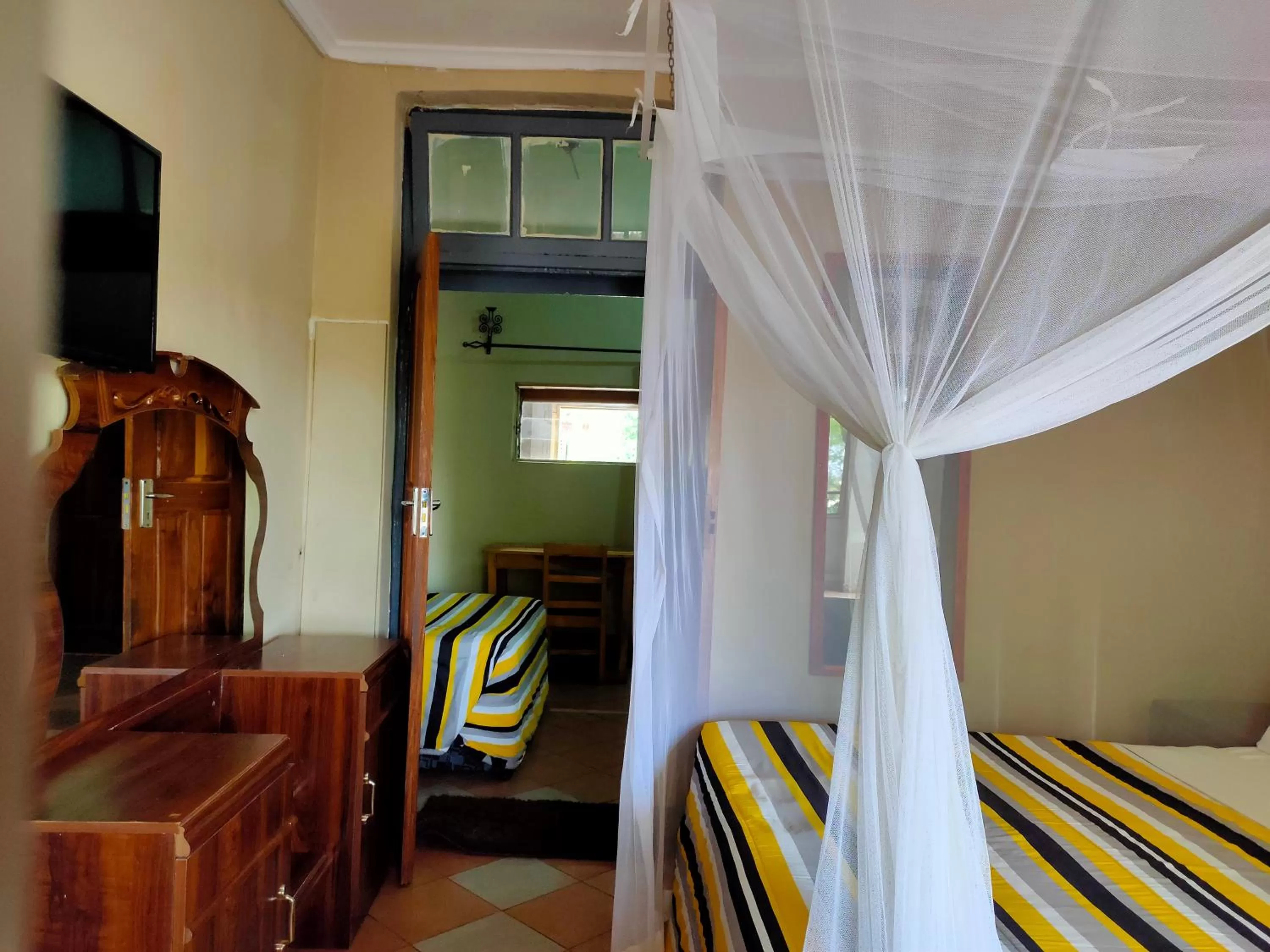 Bedroom, Bed in Golden Days Lodge