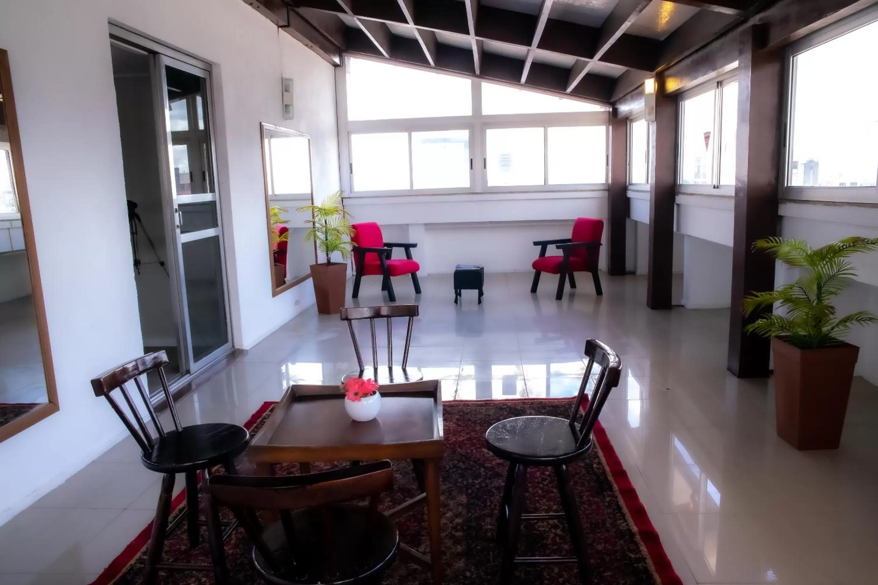 Communal lounge/ TV room in Hotel Nacional Inn Porto Alegre - by Nacional Inn - Próximo à Arena do Grêmio, Parque Harmonia e Réveillon na Orla do Guaíba