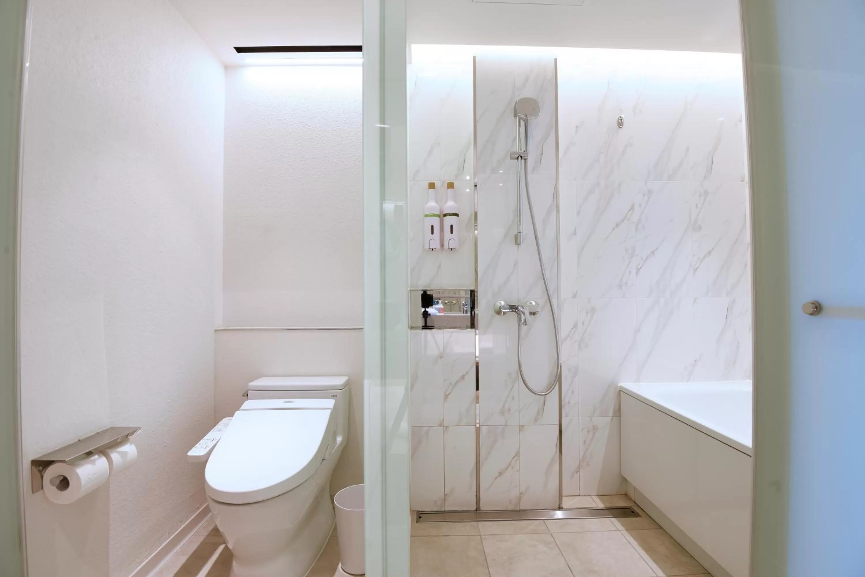 Shower in Caesar Metro Taipei