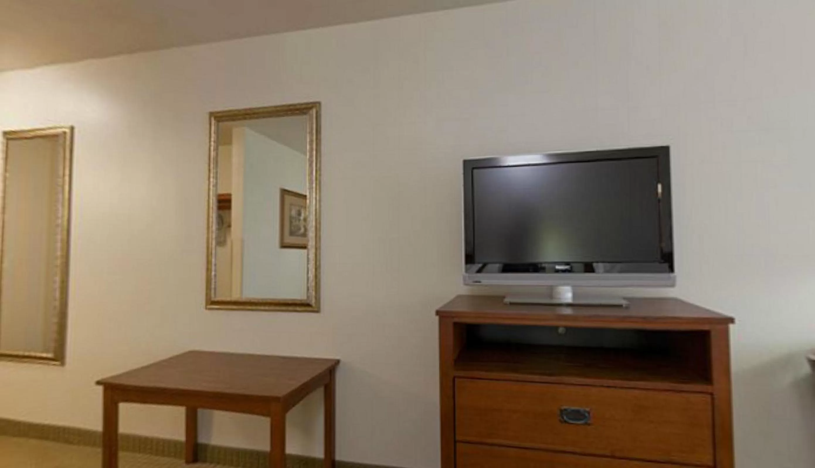TV and multimedia in Holiday Inn Express Hotel & Suites Mattoon by IHG