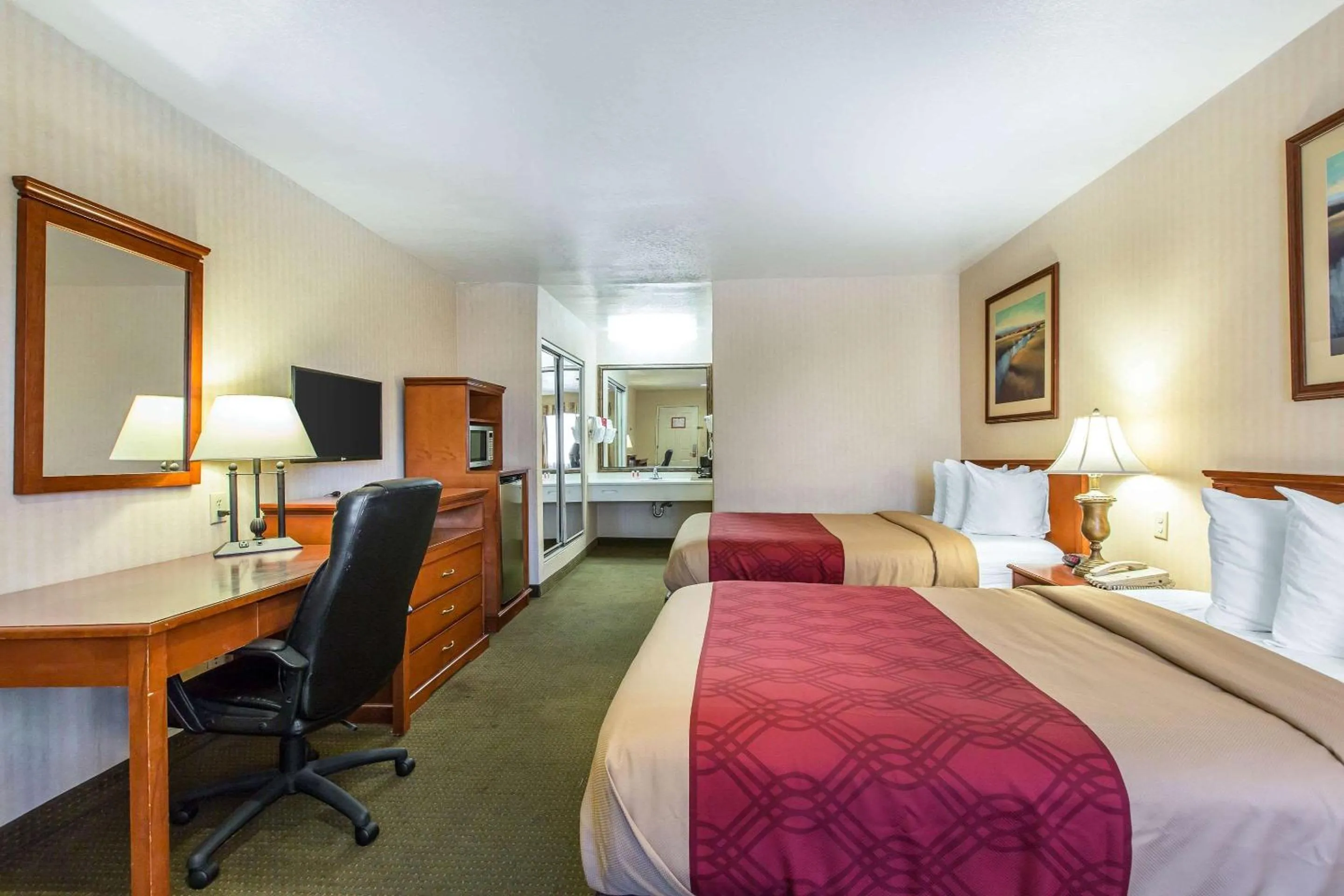 Photo of the whole room, Bed in Econo Lodge Inn & Suites Riverside - Corona