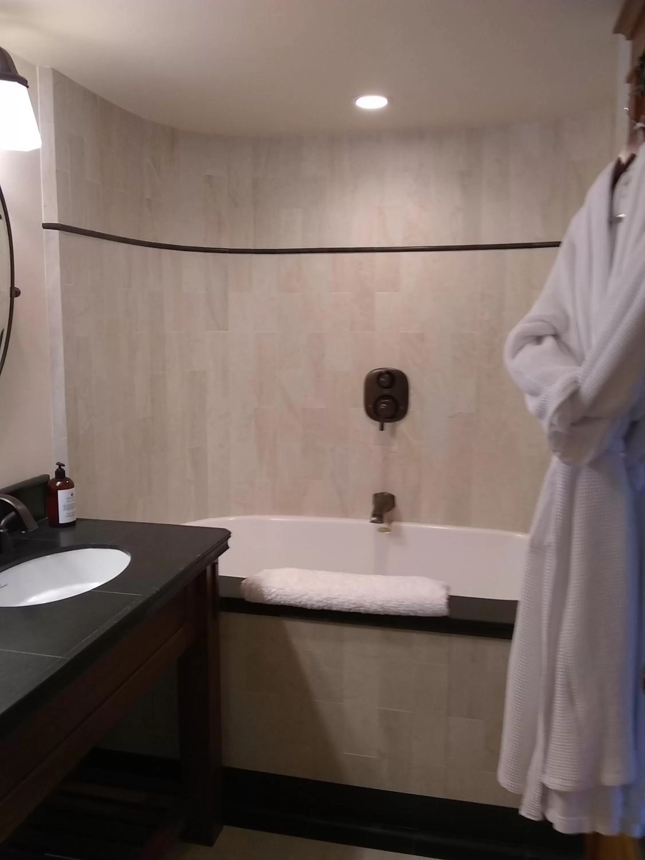 Bath in Noyo Harbor Inn