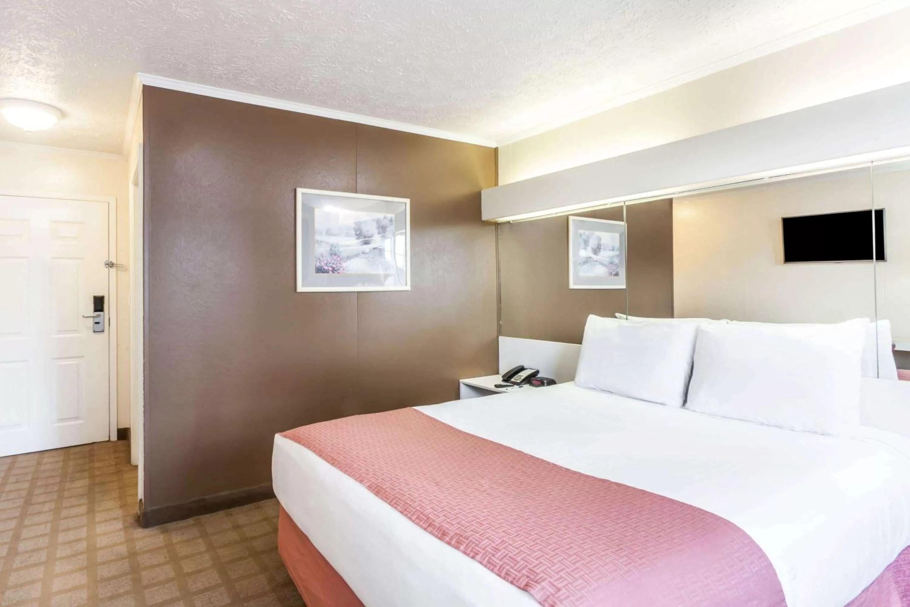 Photo of the whole room, Bed in Microtel Inn by Wyndham Wilson