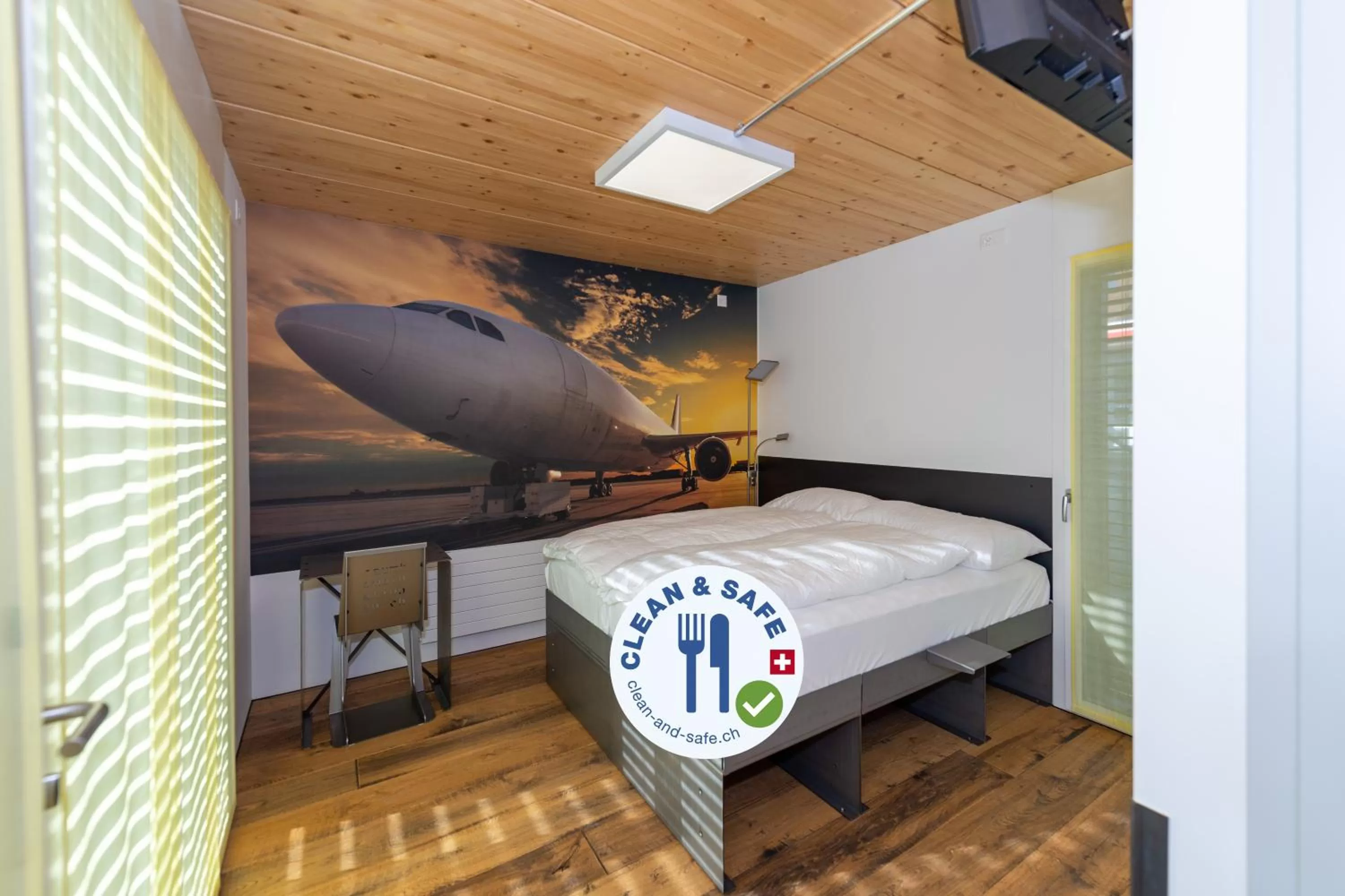 Bedroom, Bed in Boutique Hotel BS16 before Bern City Parking gratis