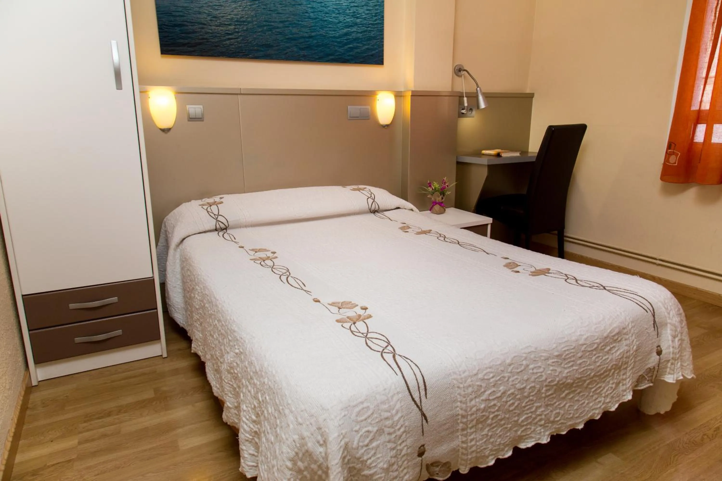 Bed in Hostal Barcelona