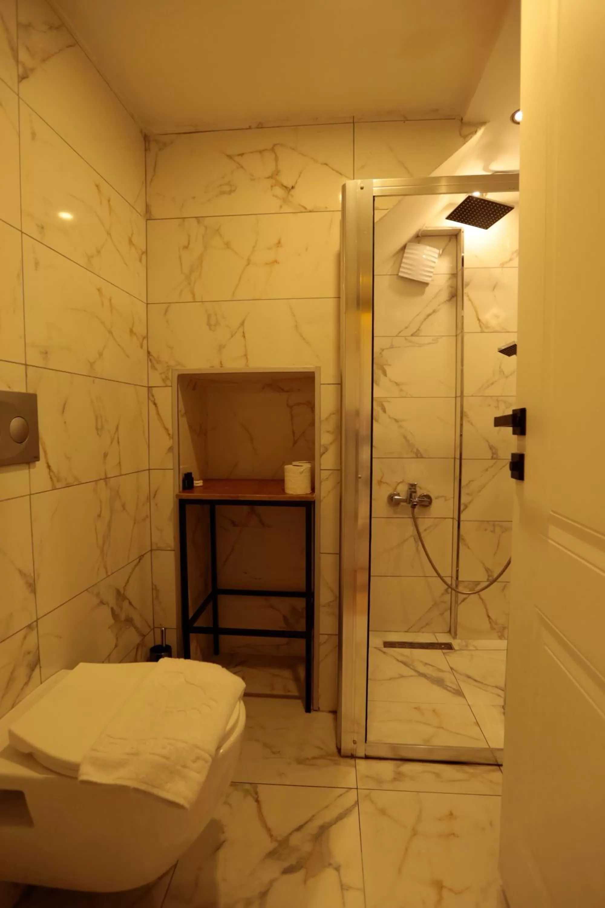 Shower in Newalla Hotel Old City