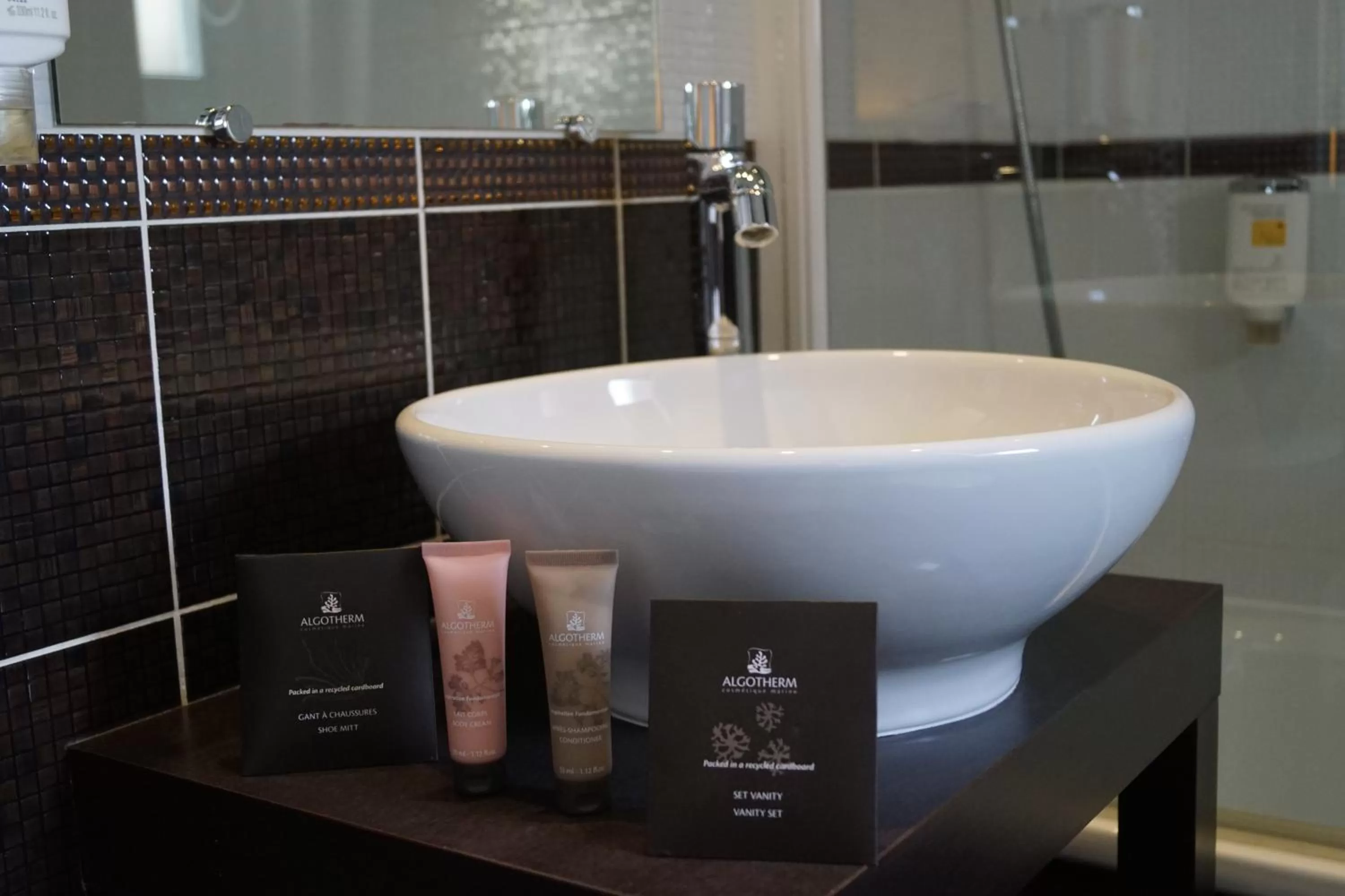 Bathroom in Hôtel de l'Exposition - Tour Eiffel