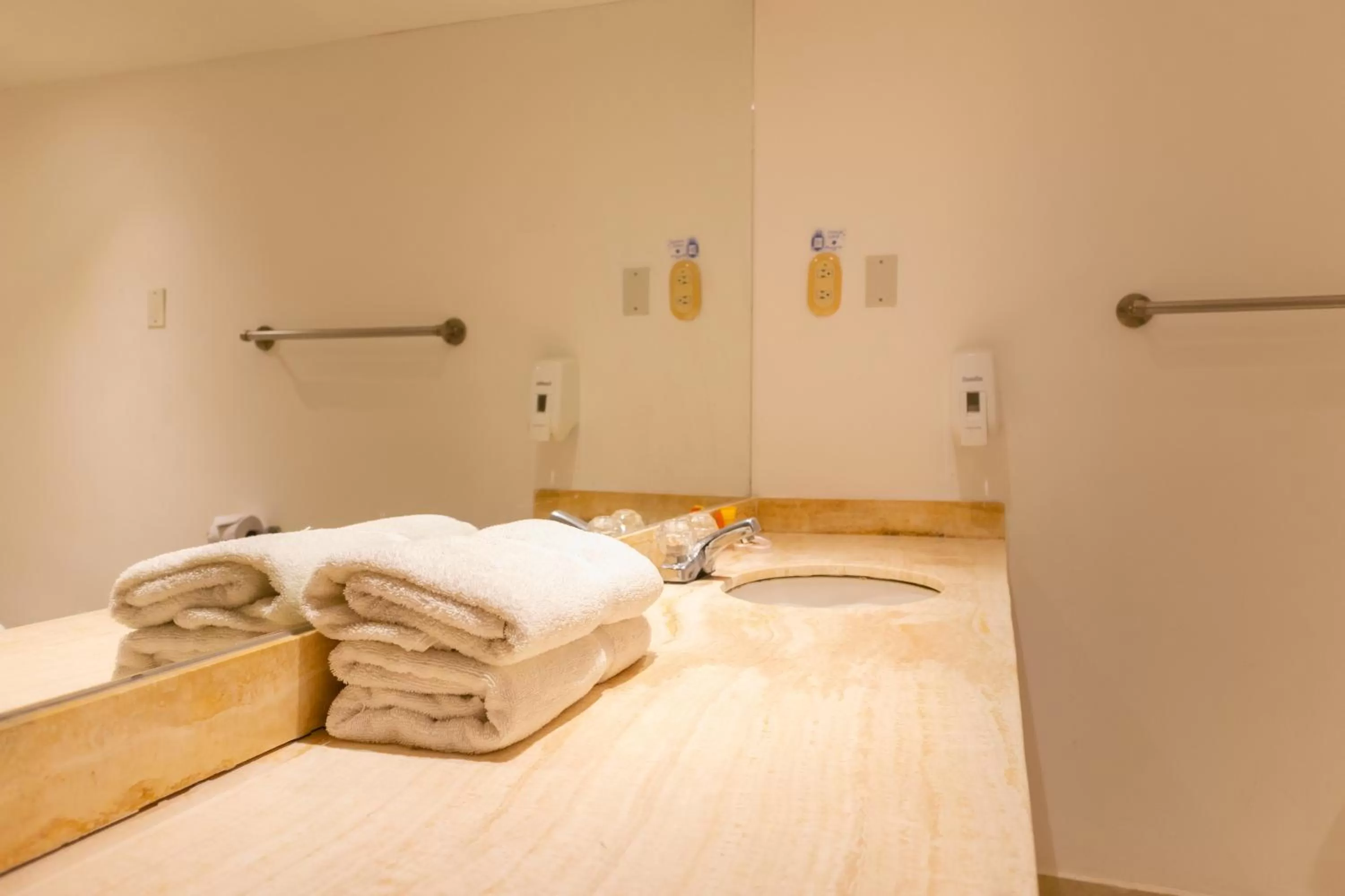 Bathroom, Bed in Hotel Faranda Express Puerta Del Sol Barranquilla, A Member of Radisson Individuals