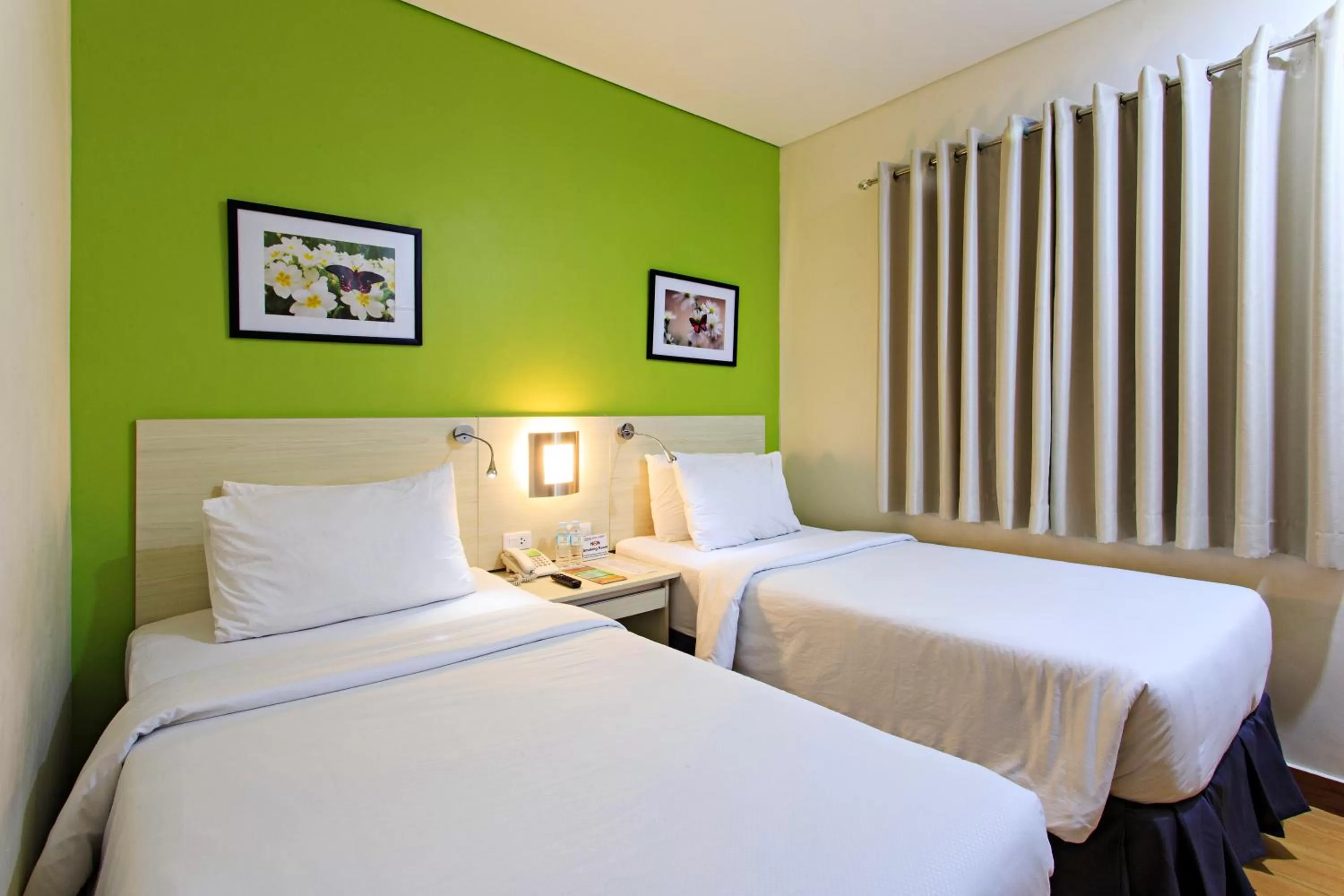 Photo of the whole room, Bed in Hamersons Hotel Cebu