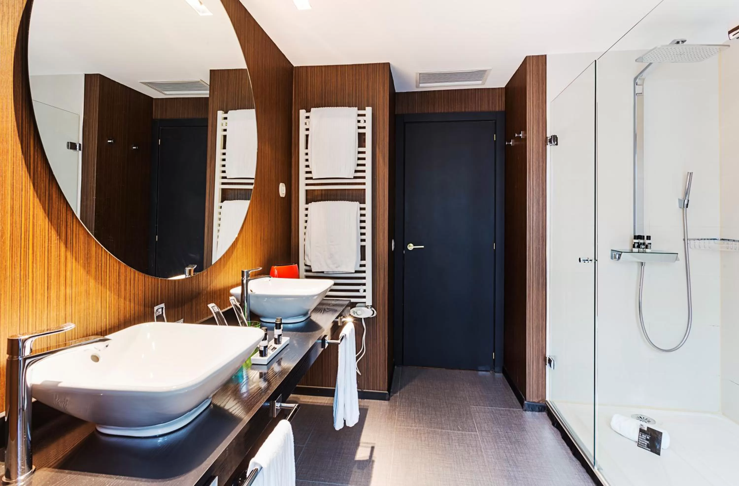 Shower in One Shot Luchana