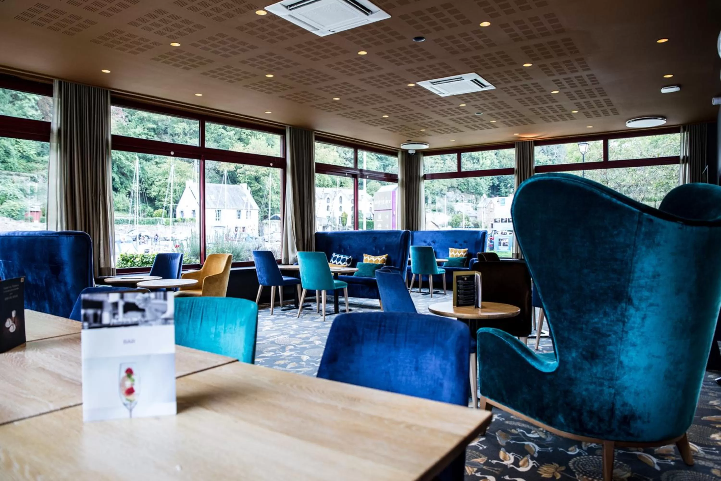 Lounge or bar in Mercure Dinan Port Le Jerzual