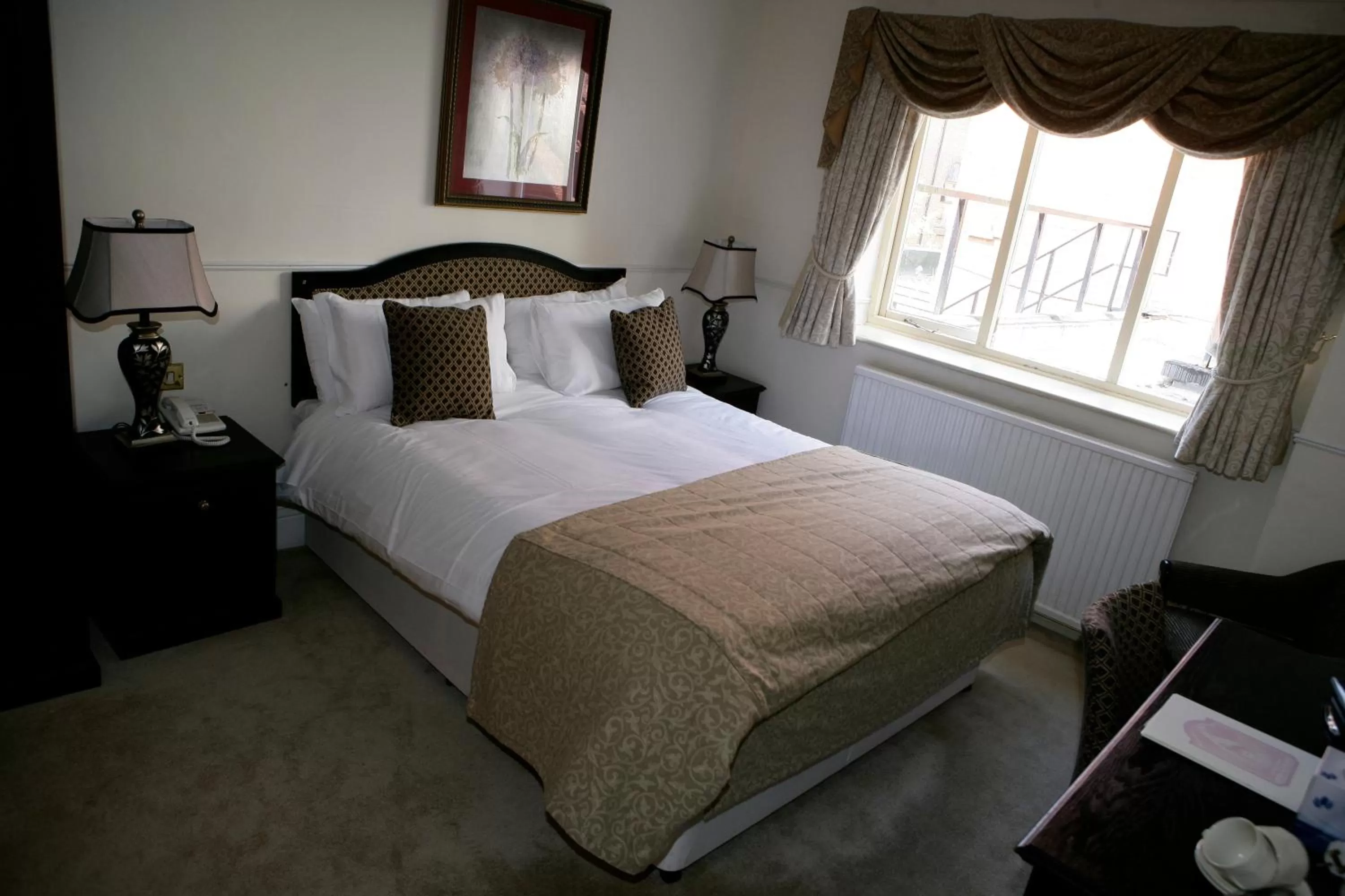 Bed in The Saracens Head Hotel