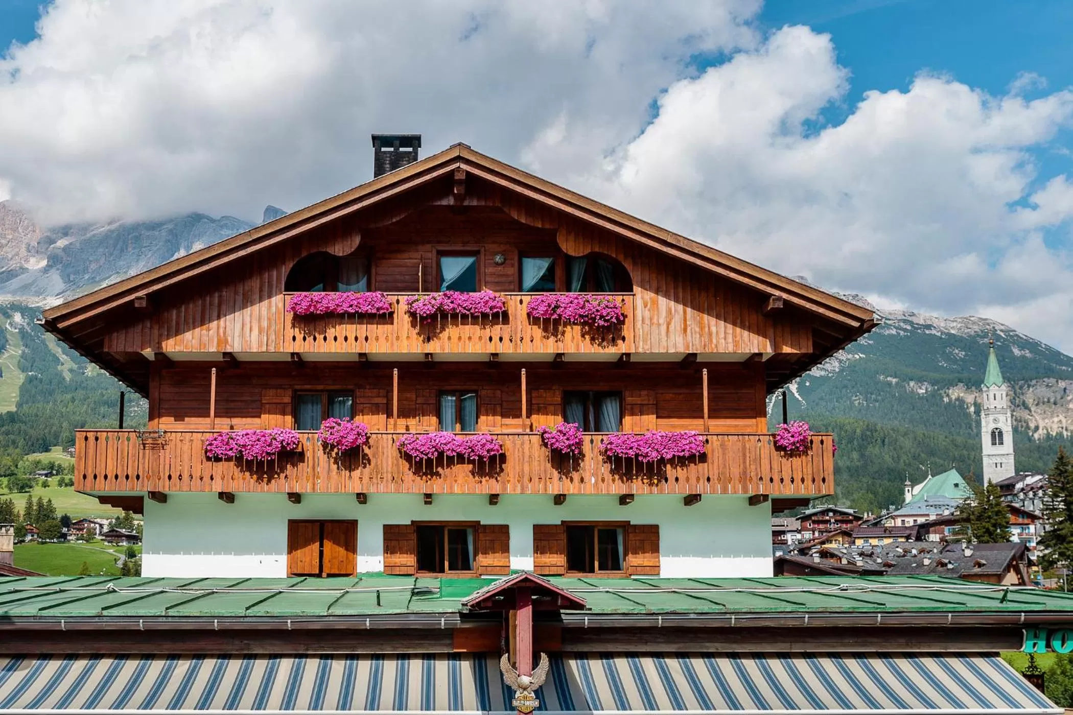 Property Building in Hotel Panda Cortina- ricarica auto elettriche