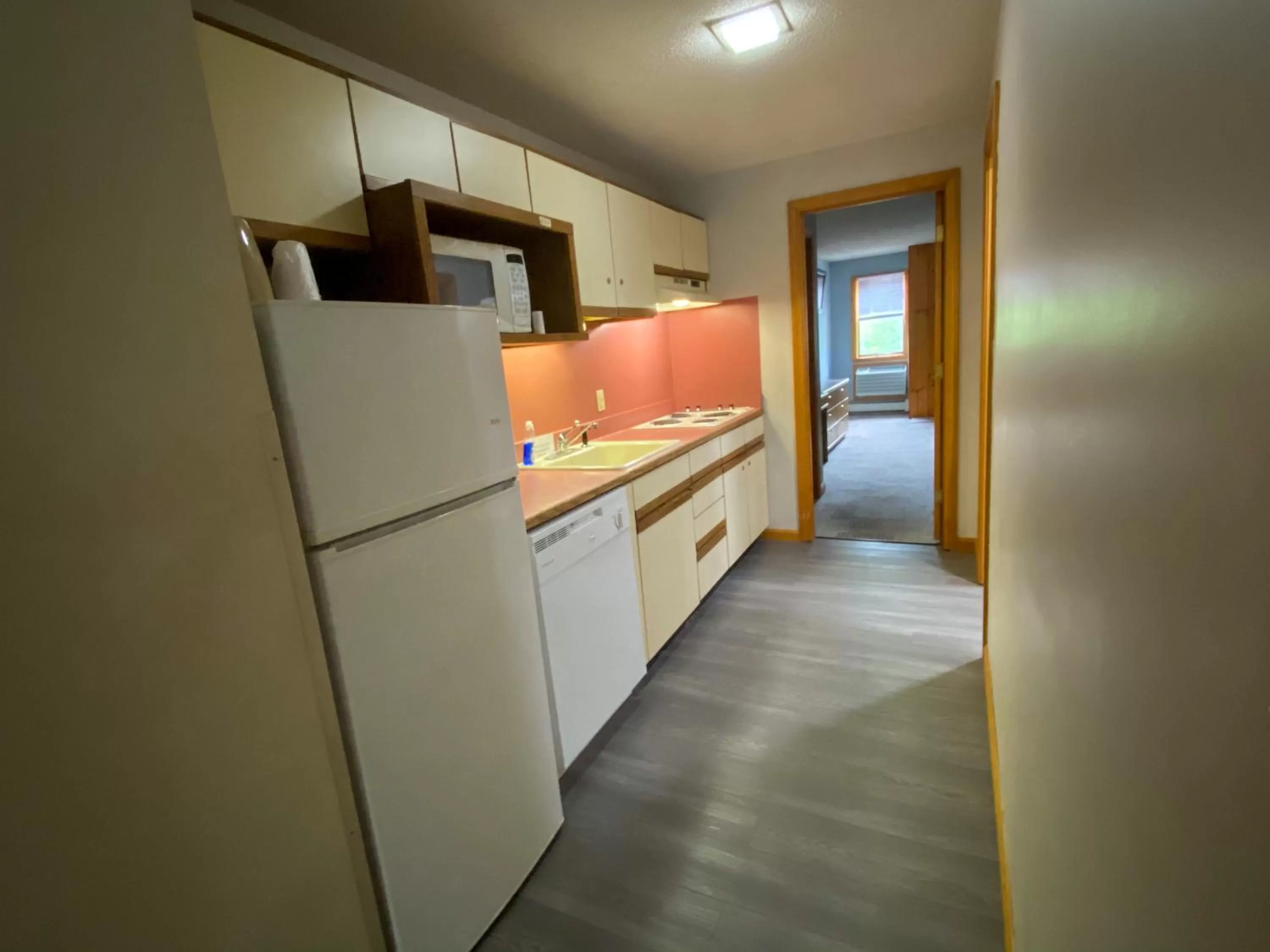 Queen Suite - Non-Smoking in Travelodge by Wyndham Lincoln Near White Mountain