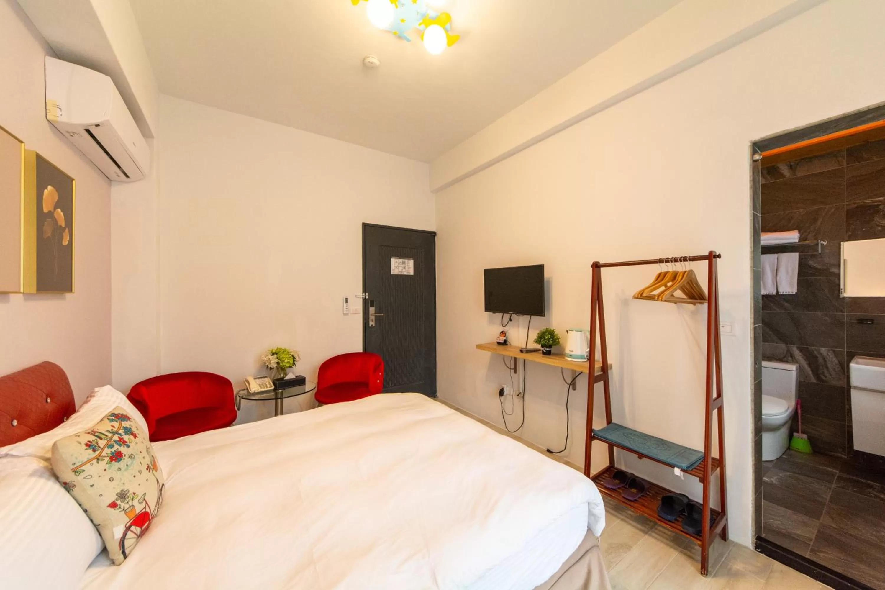 Decorative detail, Bed in Jinguann B&B