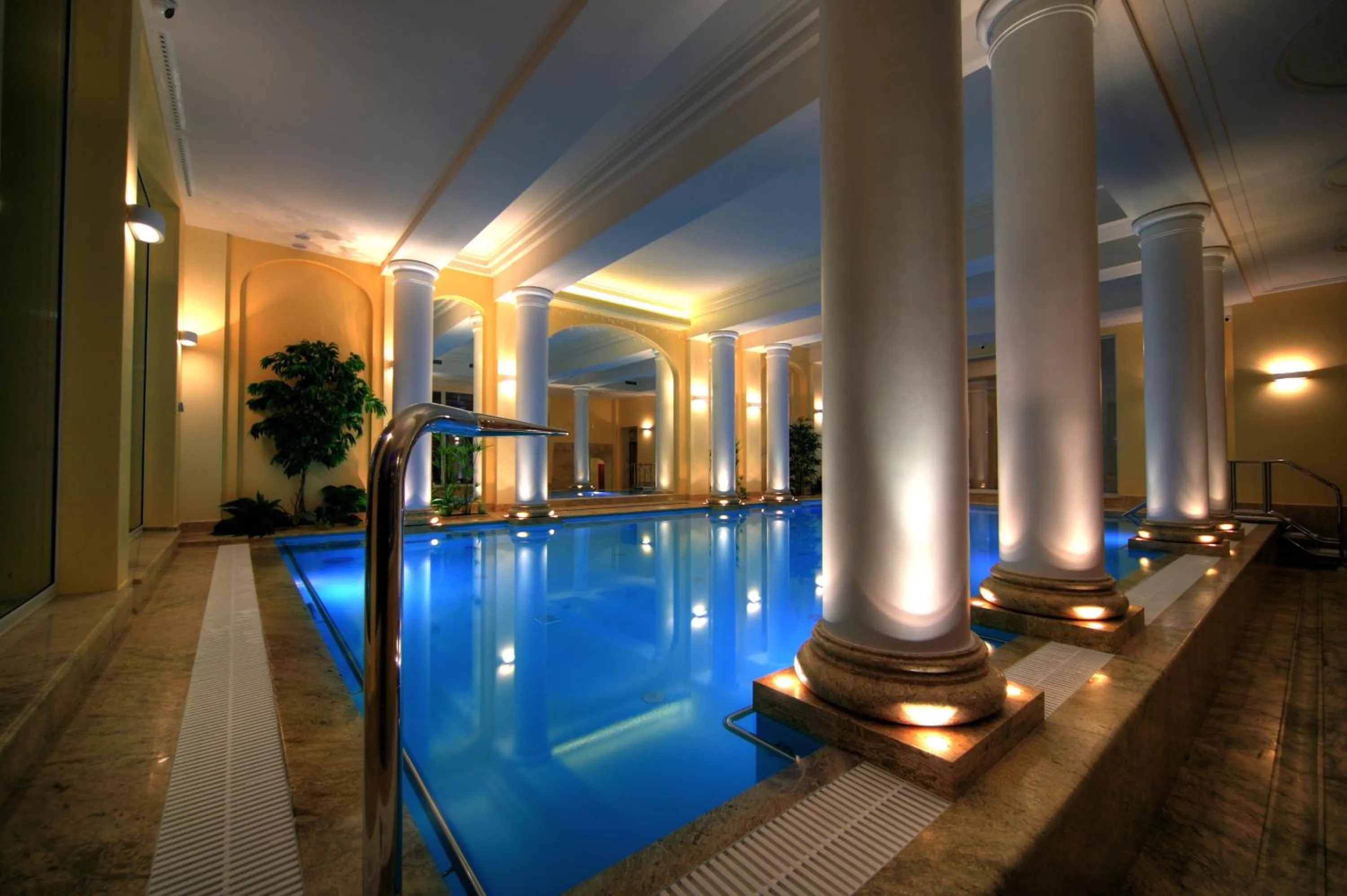 Swimming pool in Hotel Polaris