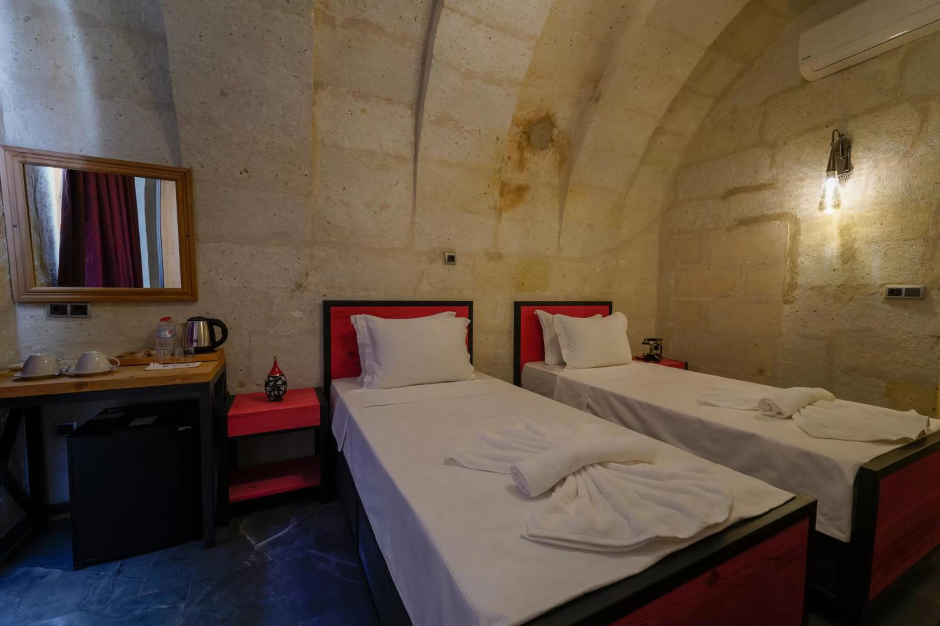 Coffee/tea facilities, Bed in The Niche Cave Hotel