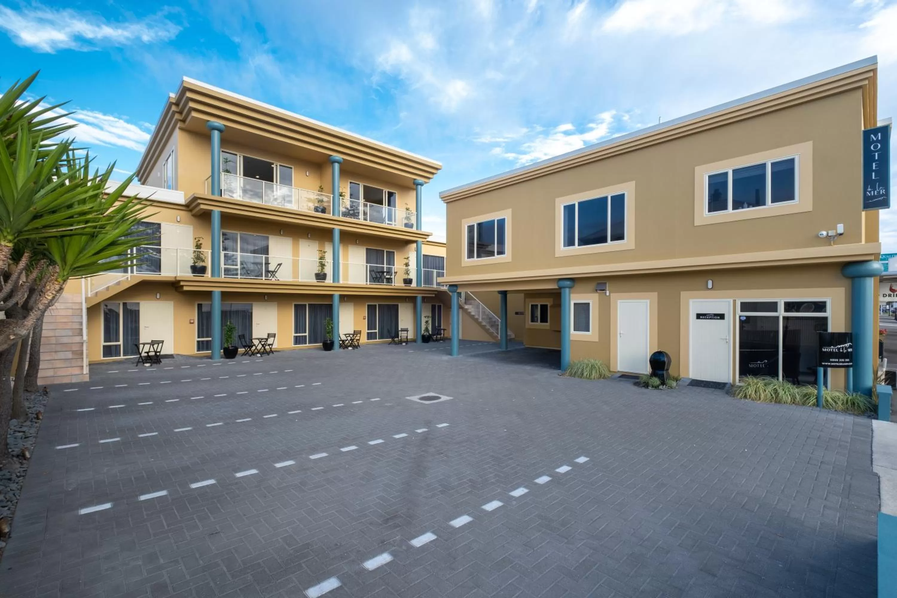 Property building in Motel de la Mer