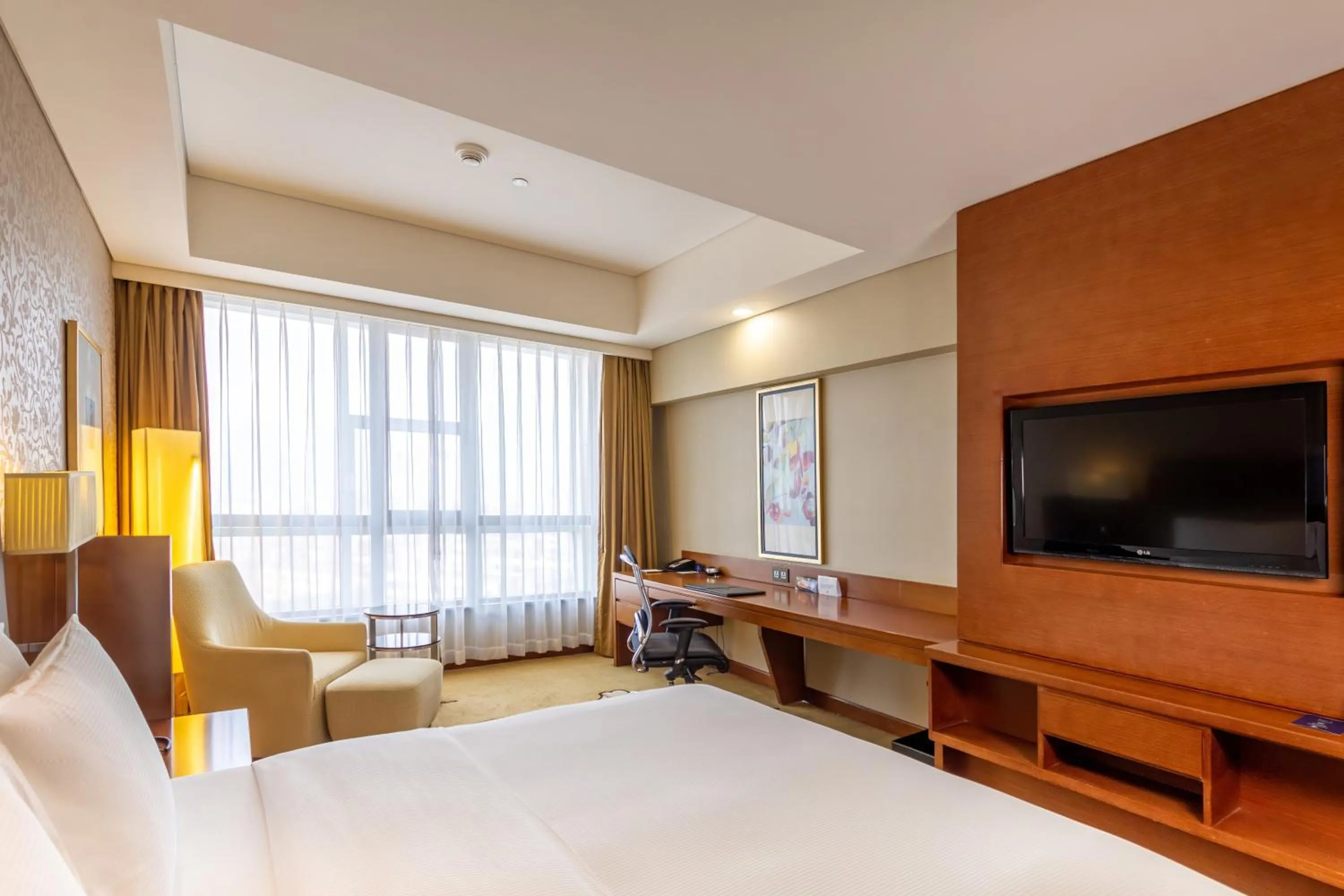 Photo of the whole room, Bed in DoubleTree by Hilton Shenyang
