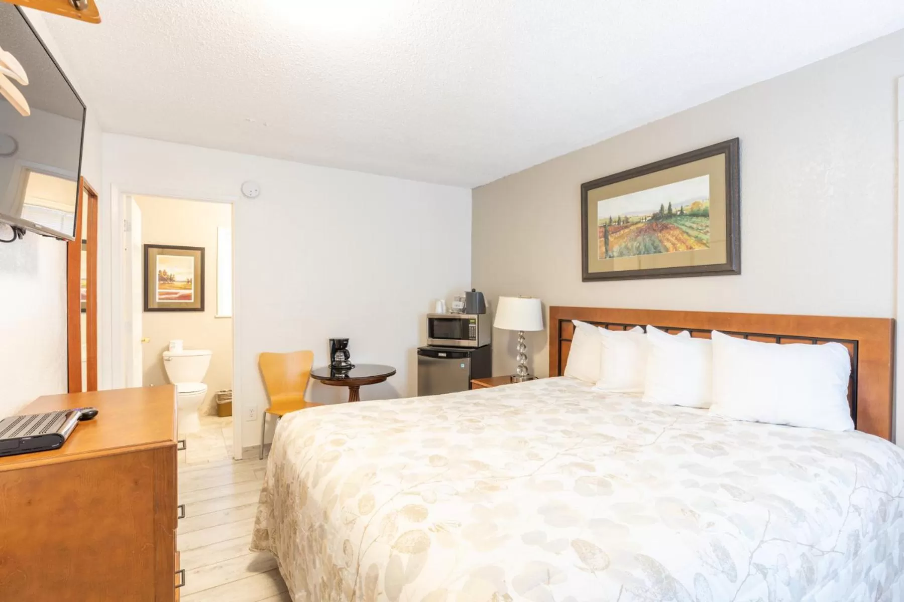 Bed in Vineyard Valley Inn