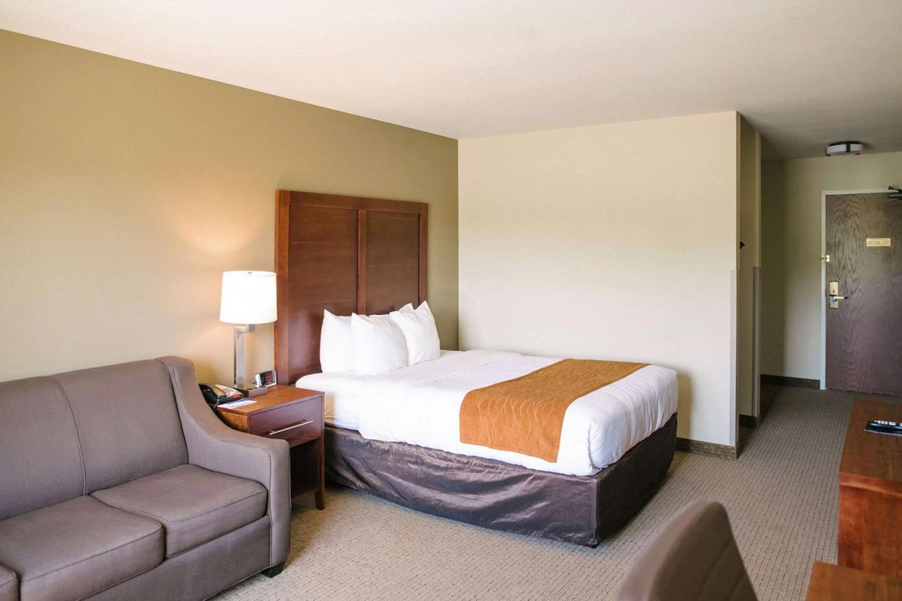 Photo of the whole room, Bed in Comfort Inn & Suites