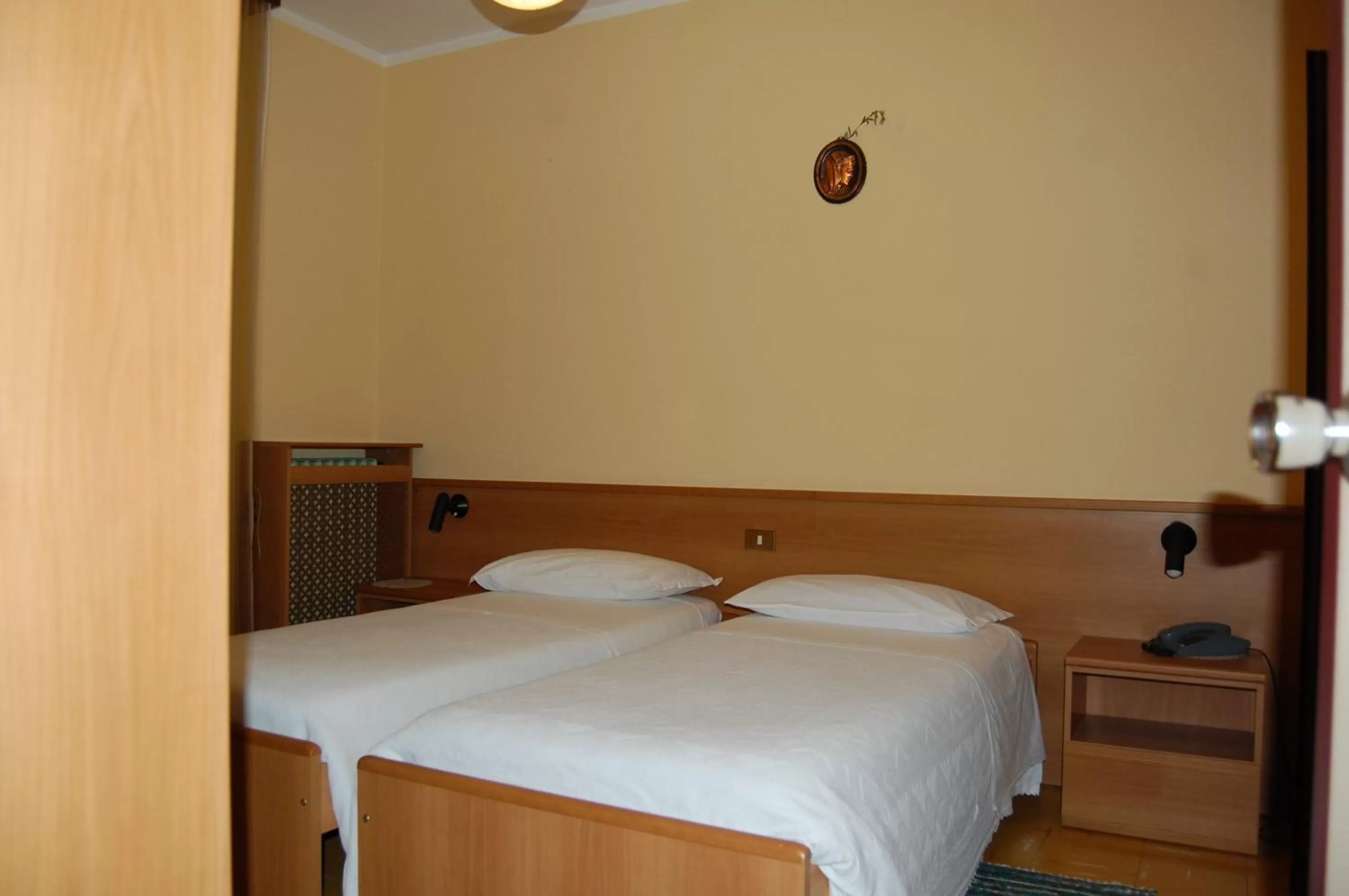 Bed in Albergo Motel Dosdè B&B