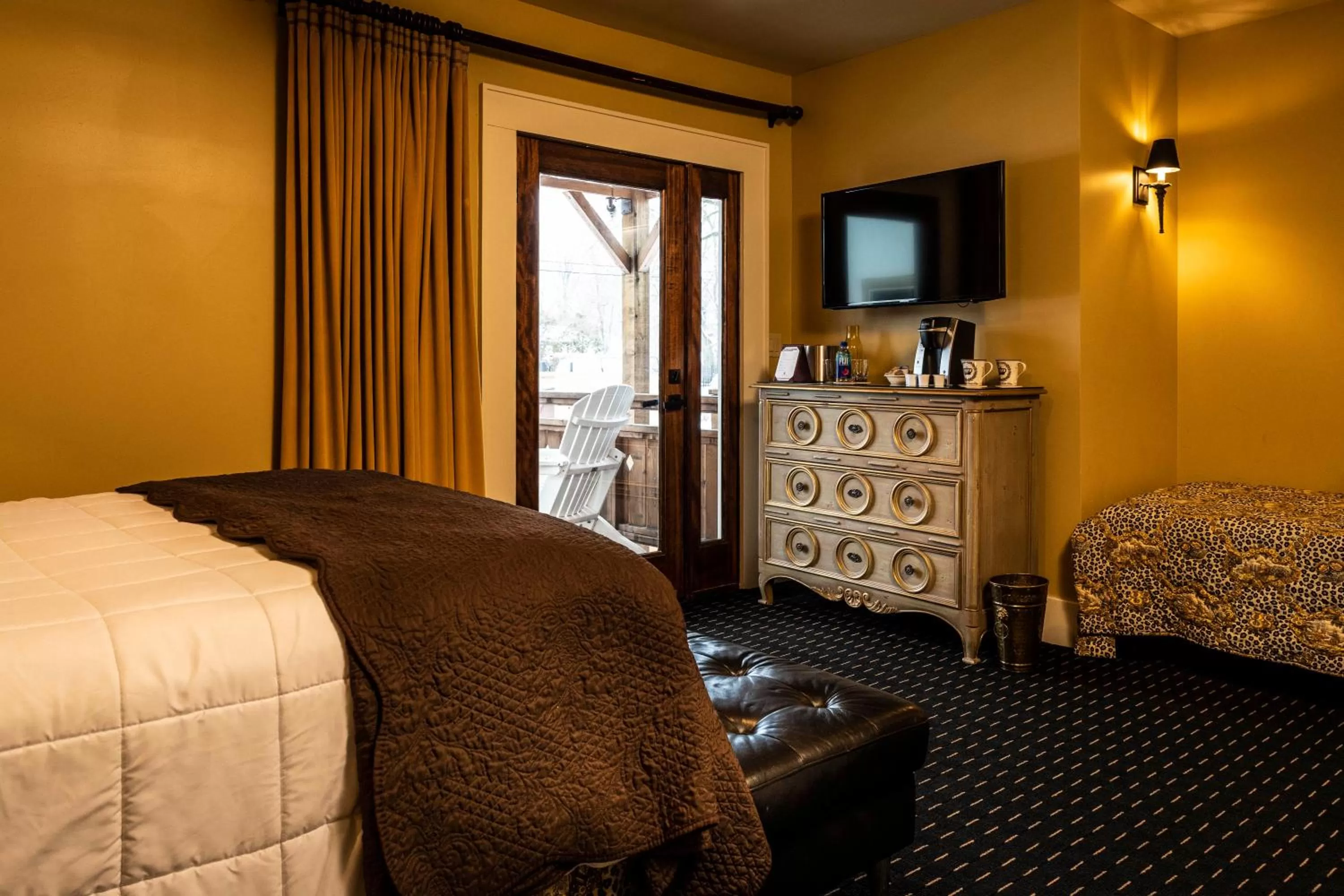 Bed in Hotel Broad Ripple