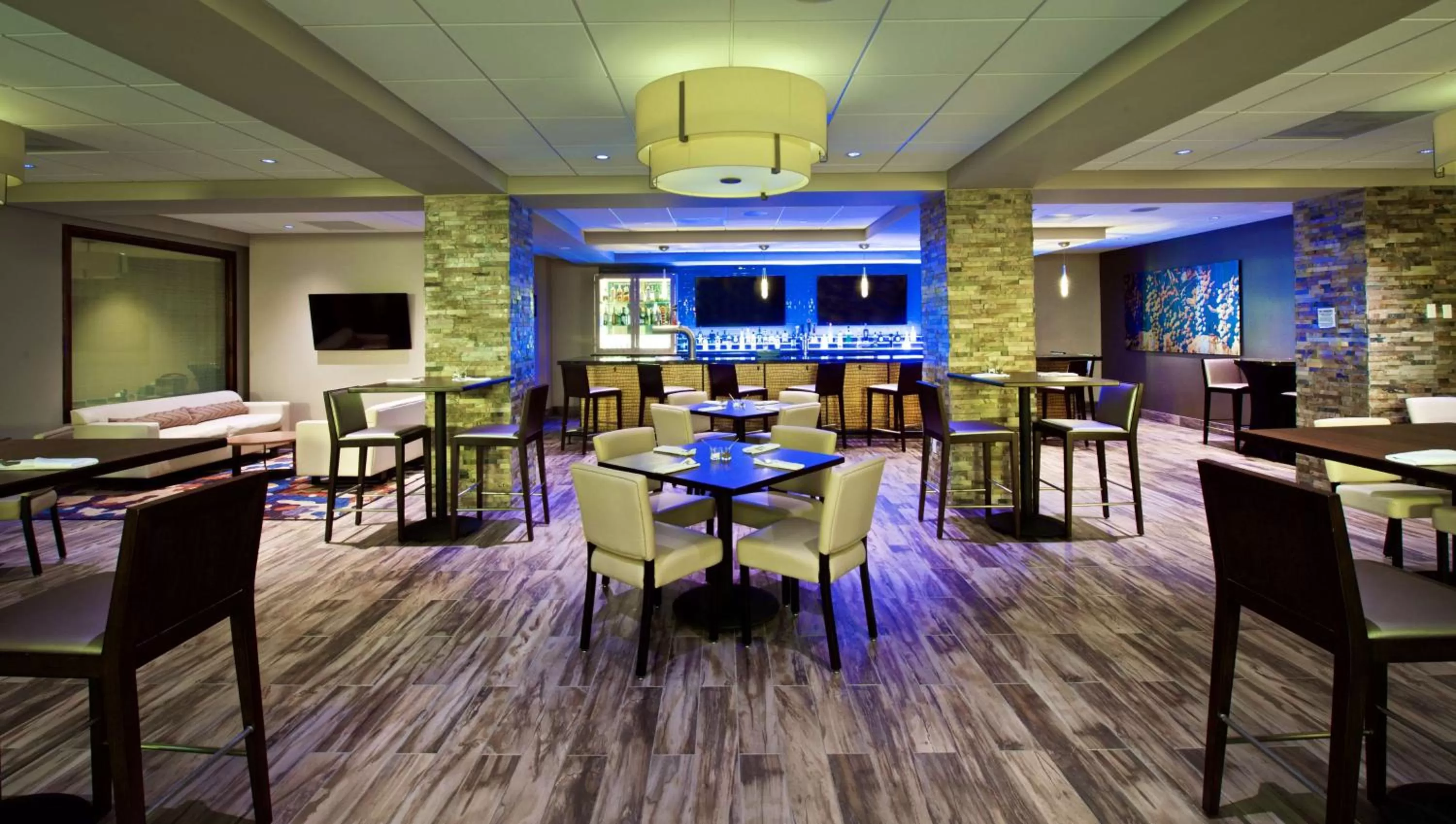 Lounge or bar in Embassy Suites by Hilton Portland Tigard