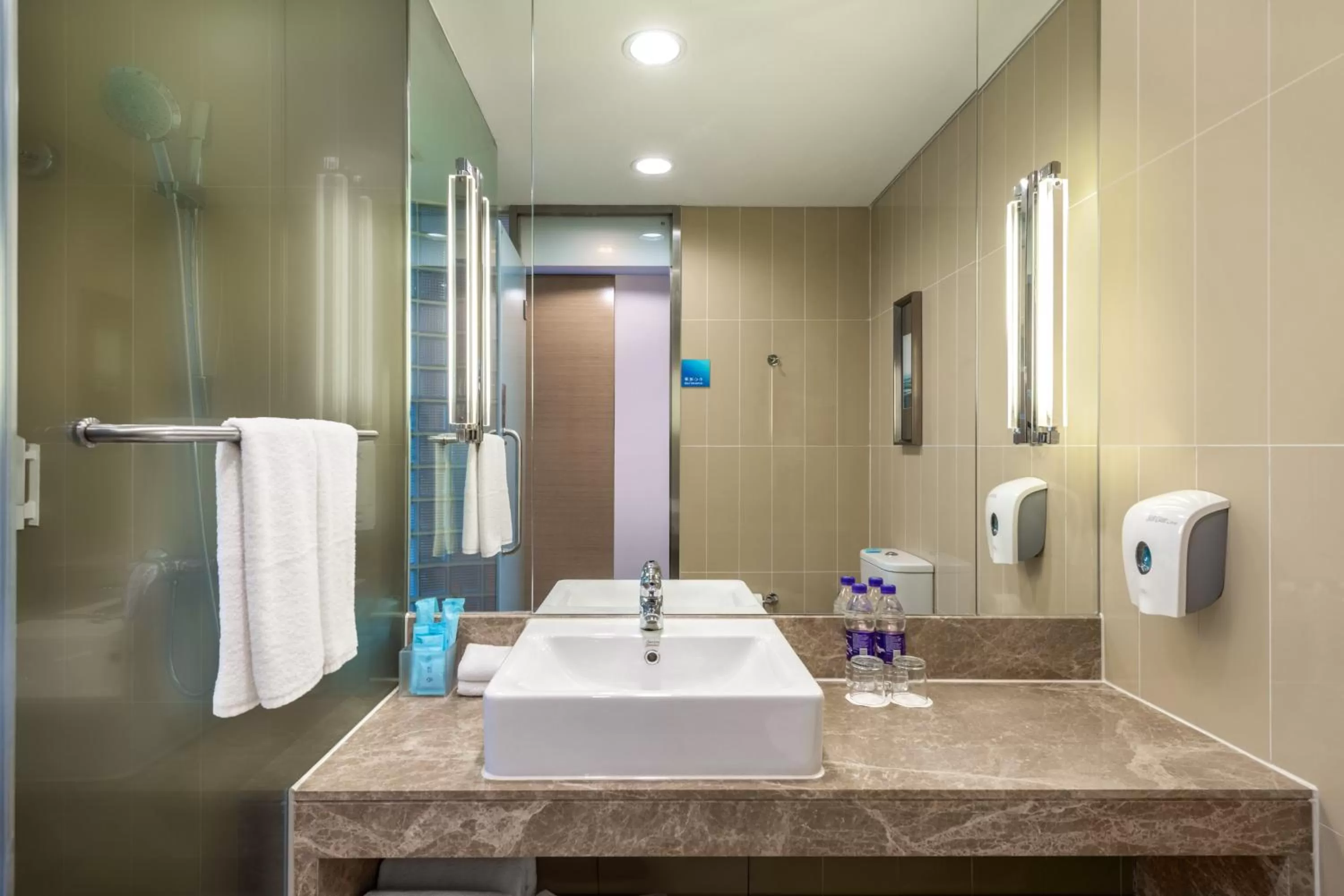 Bathroom in Holiday Inn Express Beijing Yizhuang by IHG - Taxi 1 Hour to International Airport and 800 Meters to the Nearby Subway