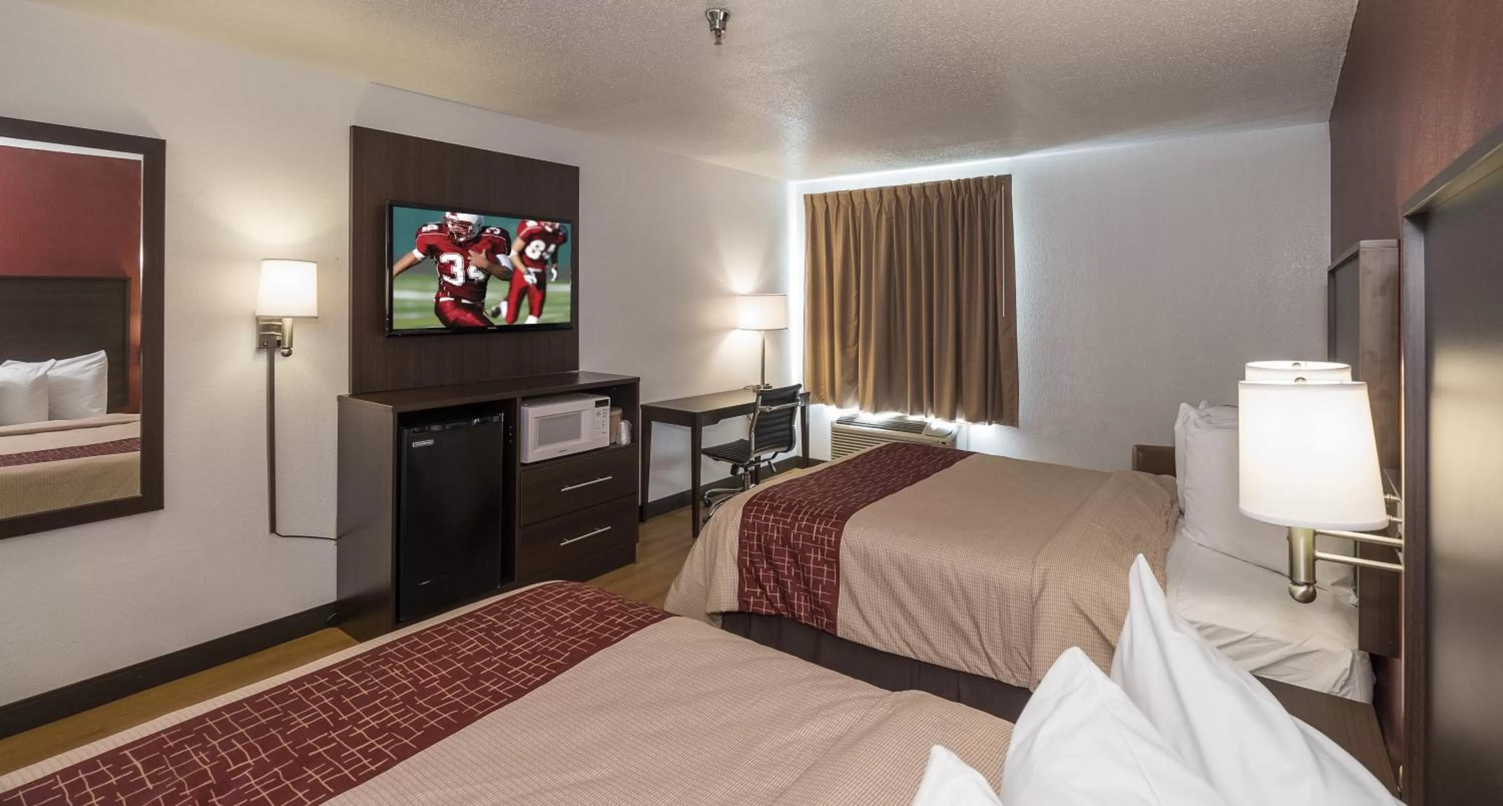 Photo of the whole room, Bed in Red Roof Inn Columbus - Hebron