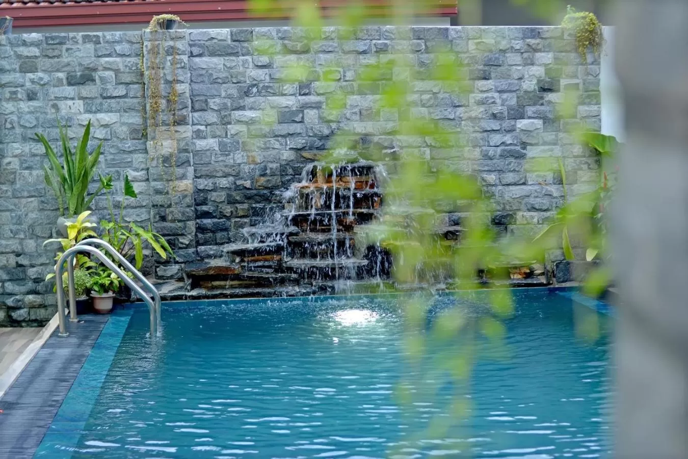 Swimming pool in Negombo New Queen's Palace