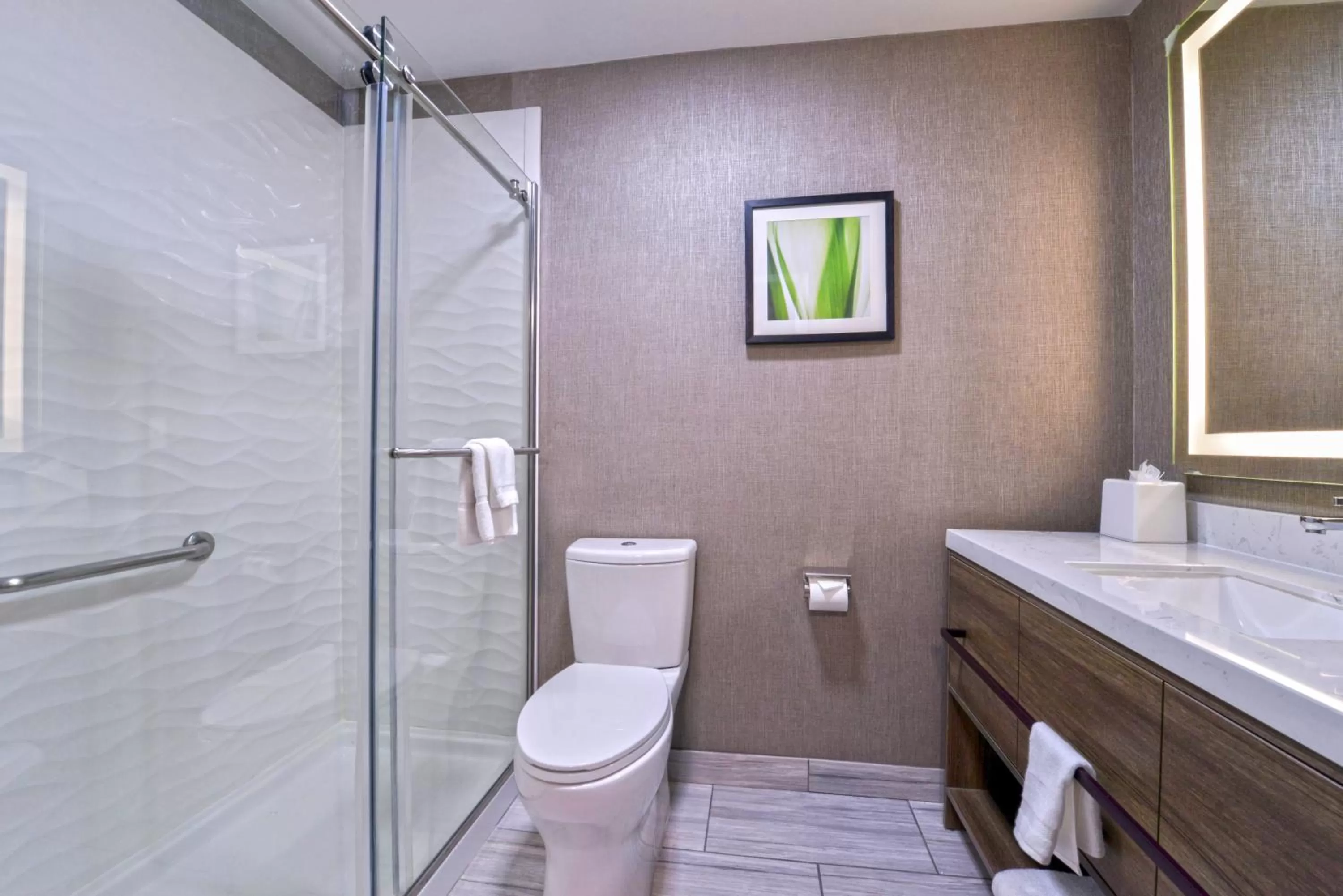 Bathroom in Modesto Hotel - Gateway to Yosemite