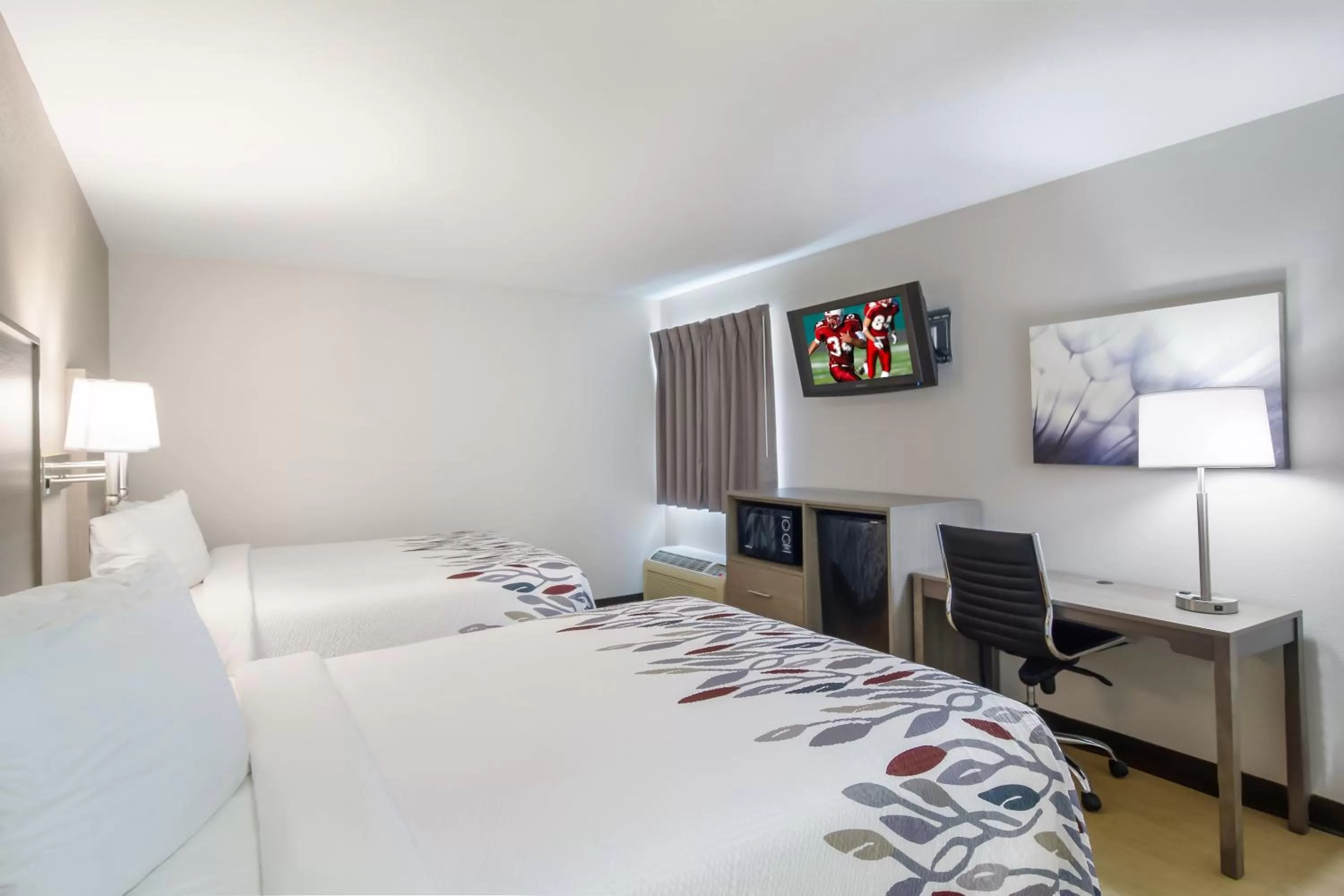 Photo of the whole room, Bed in Red Roof Inn I-95 North Brunswick Darien