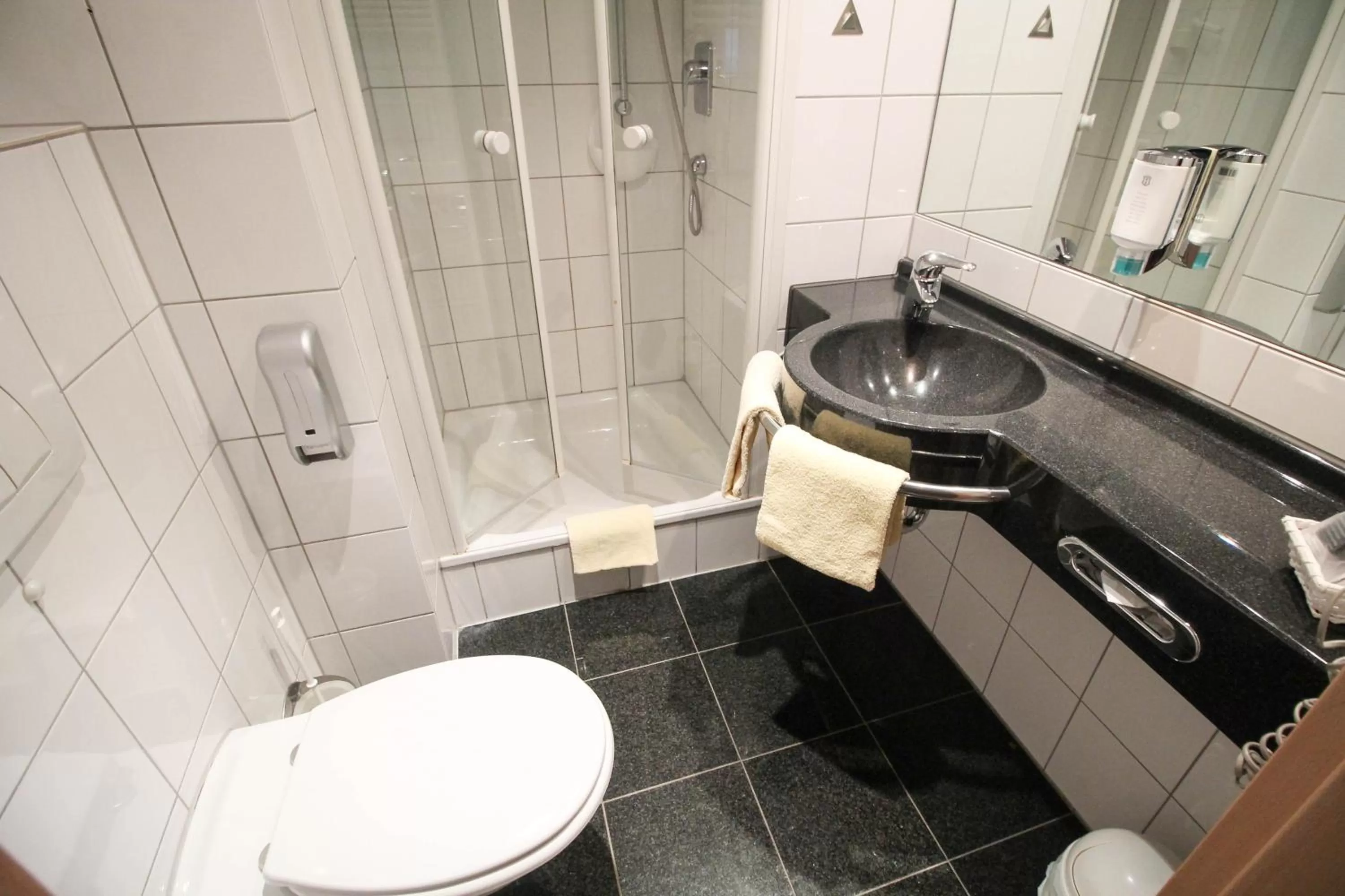 Bathroom in Hotel National Düsseldorf (Superior)