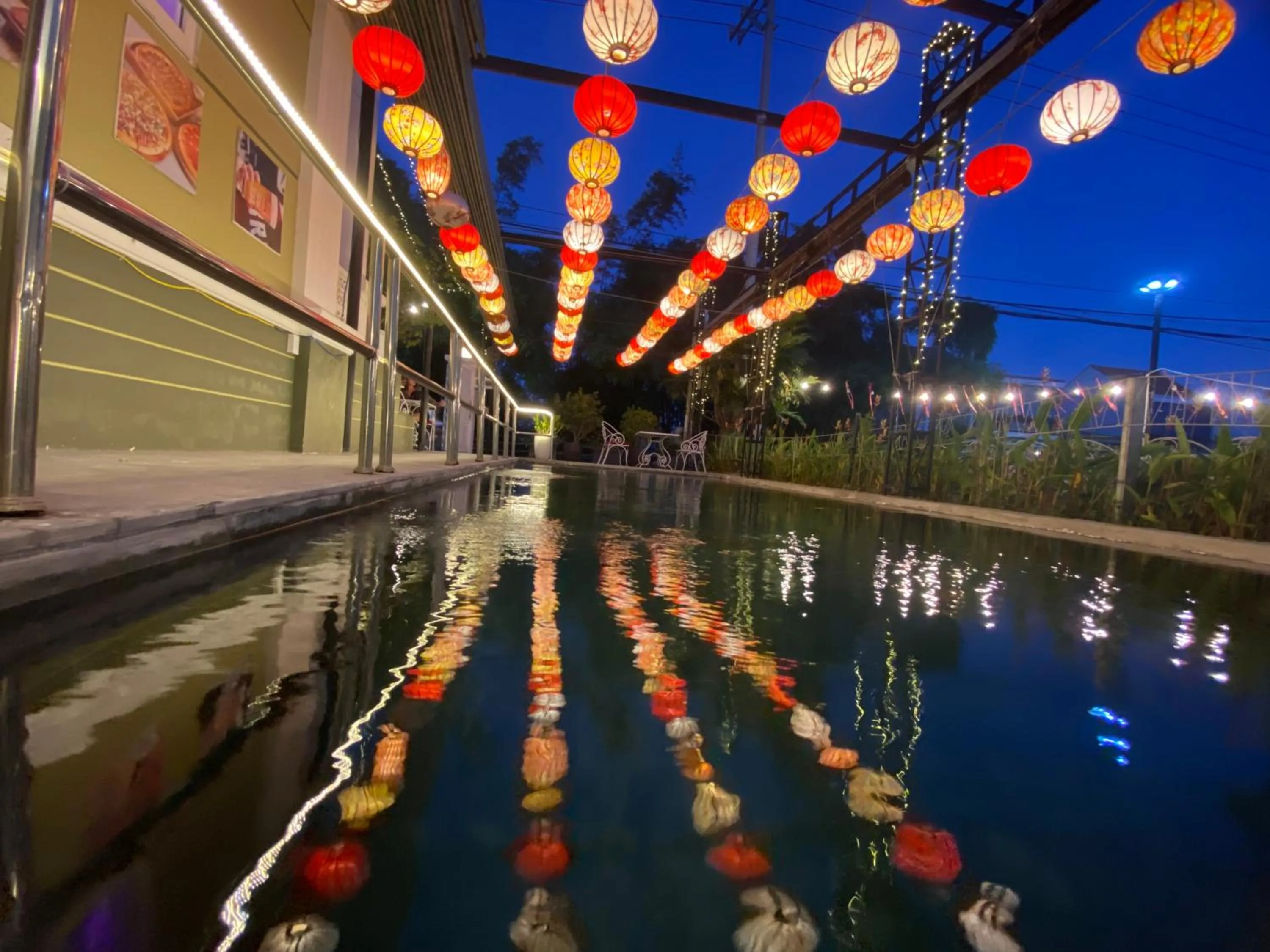 Golden Bell Backpacker Hotel & Pool Bar