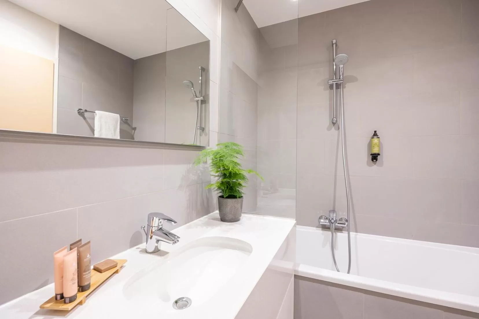 Shower in Citadines Toison d'Or Brussels